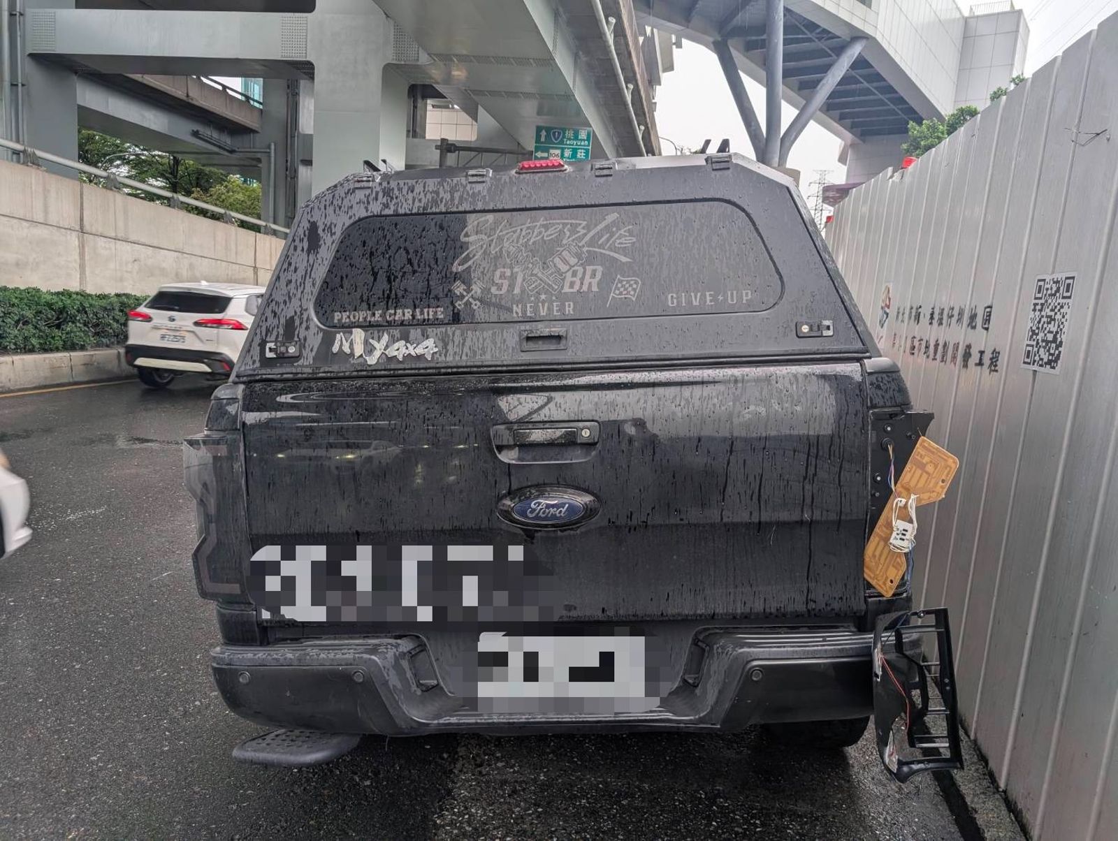 民眾車輛無辜遭到波及。翻攝畫面