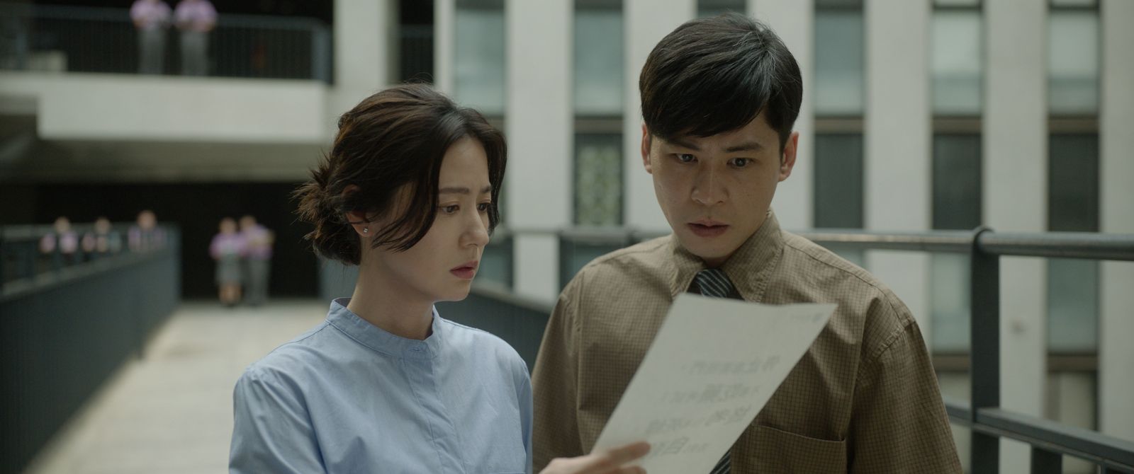 甫入圍金鐘獎的林予晞（左）和黃迪揚（右）在電影《自殺通告》合體飆戲。本萃電影提供