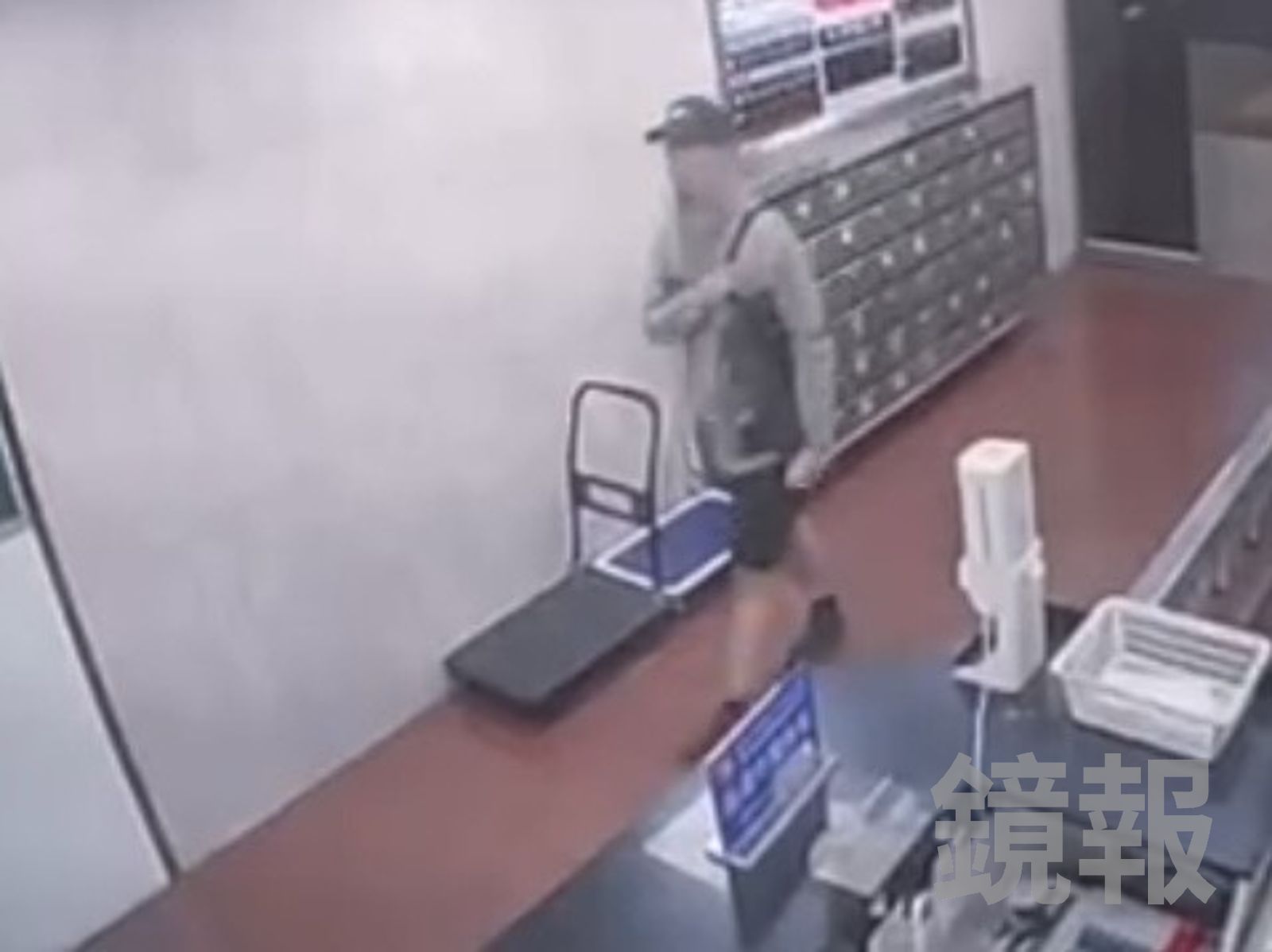 房內藏25顆汽油彈！張文冷靜回旅館換裝　「背土製炸彈、長刀上街」畫面曝光