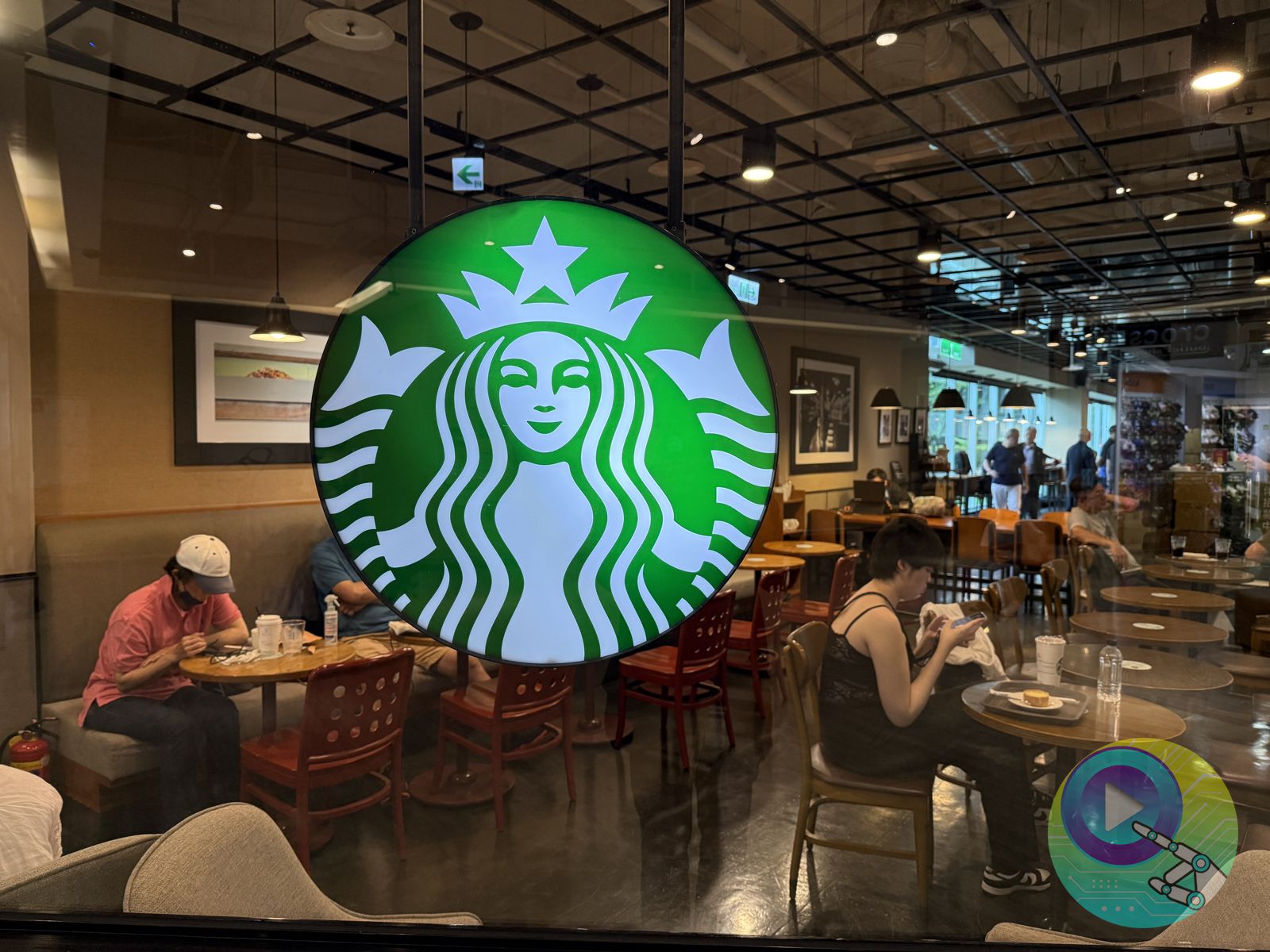 不是手機、包包！他目睹客人在星巴克用「這東西佔位」笑翻：台灣的高光時刻