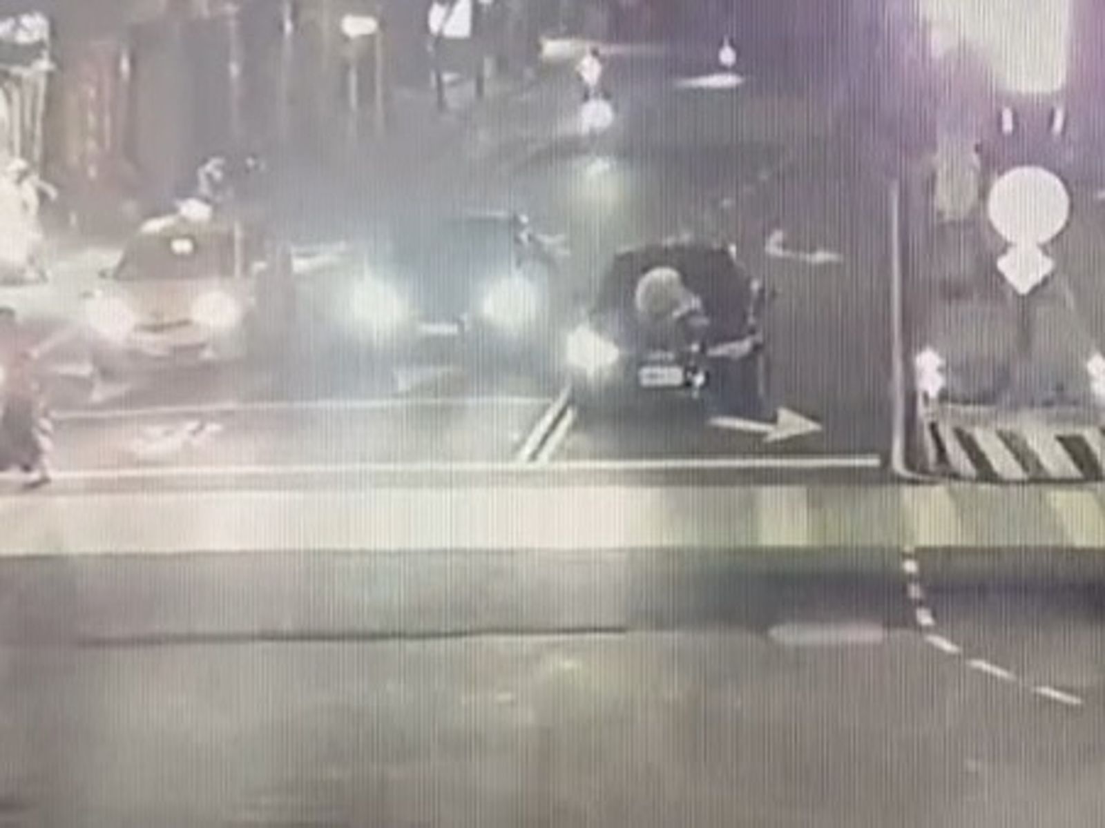 有片／情侶深夜吵架男趴引擎蓋　女駕駛猛踩油門迴轉狠甩男友下車