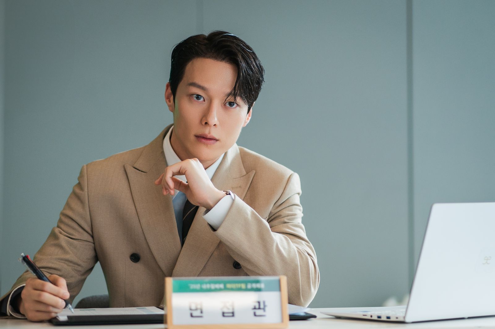 張基龍劇中飾演高冷主管，卻因為意外的「吻」翻轉平靜人生。Netflix提供