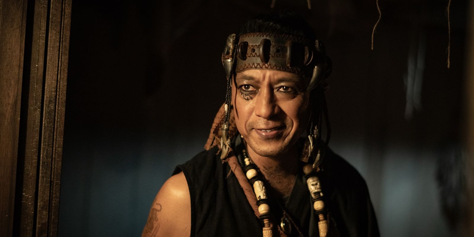 黑白降頭跨國對決！港星拜師真降頭師　驚見「腐蝕地板」不可思議異象嚇壞