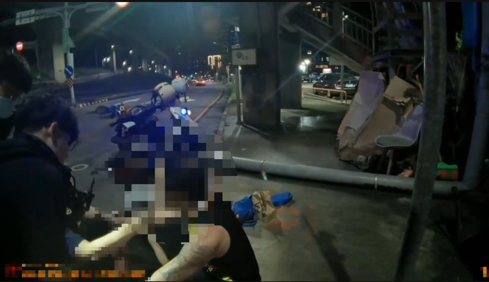 警方替何男實施毒品唾液快篩。翻攝畫面
