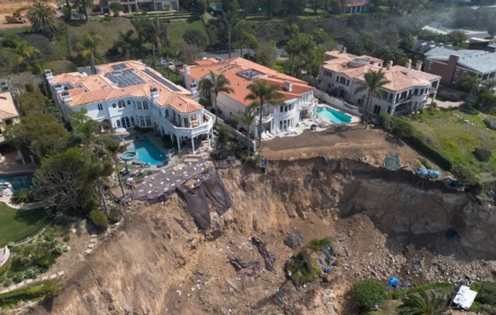 以為撿到便宜！她花4千萬買海景豪宅　入住驚覺「房子滑向大海」鄰居家下沉