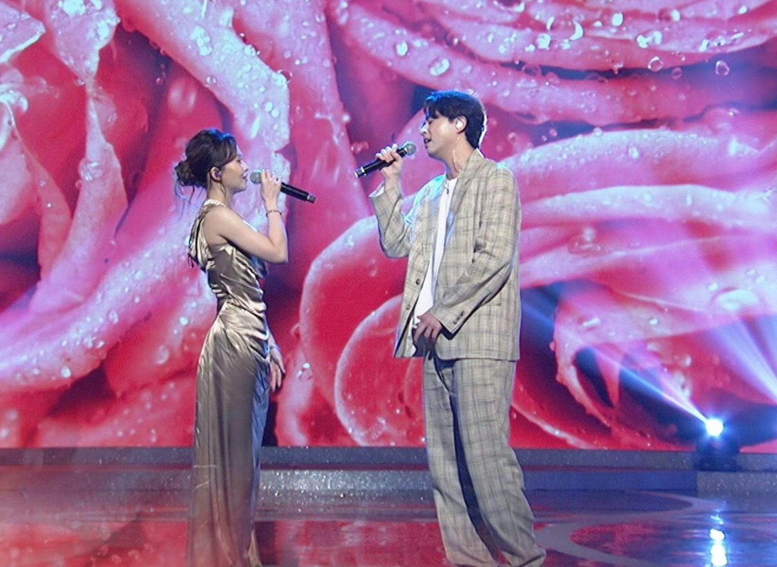 《綜藝一級棒》(左)杜忻恬、李子森(右)深情對唱。中視提供