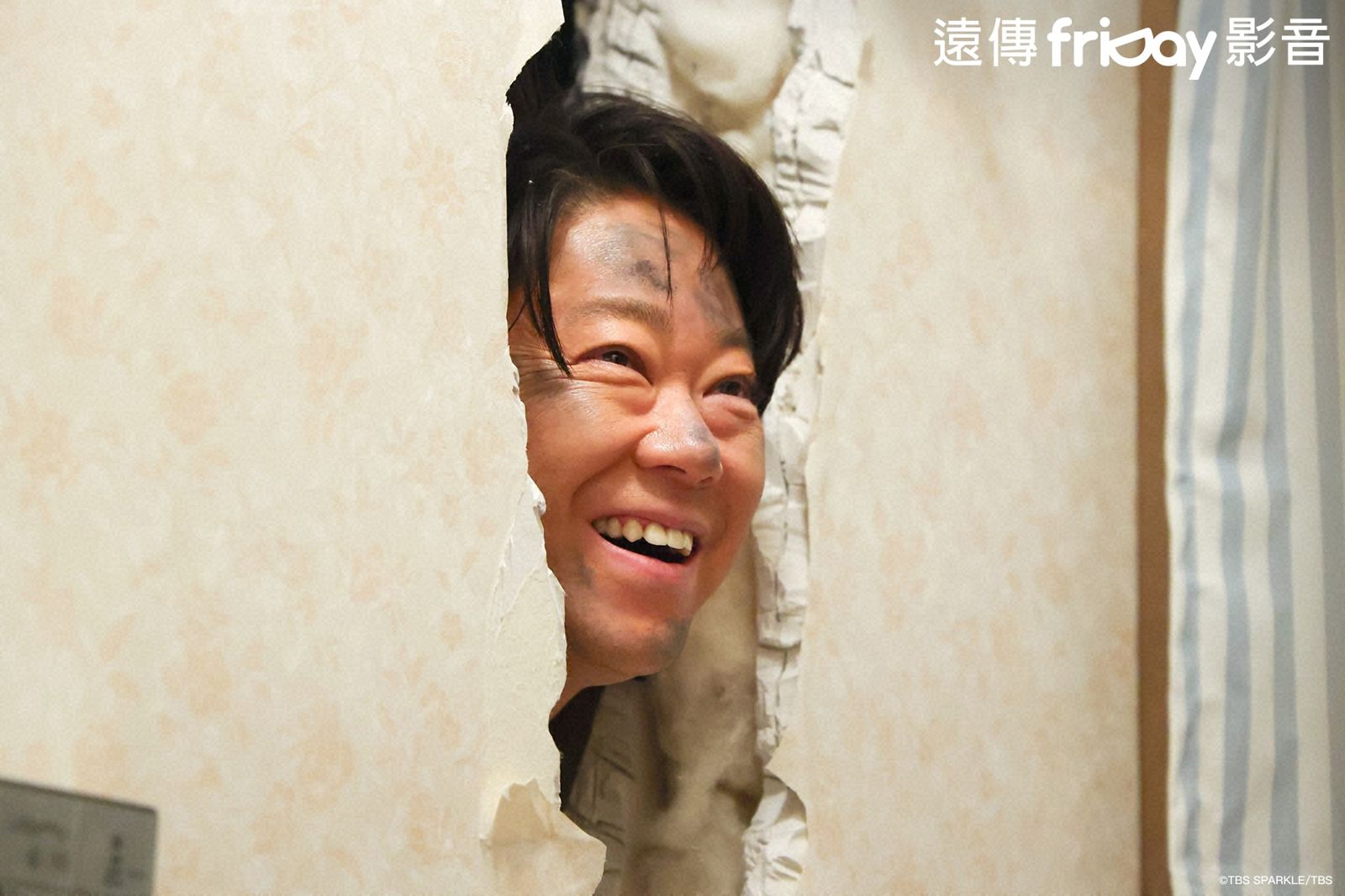 阿部貞夫一開始就以奇特方式從廁所登場。friDay影音提供