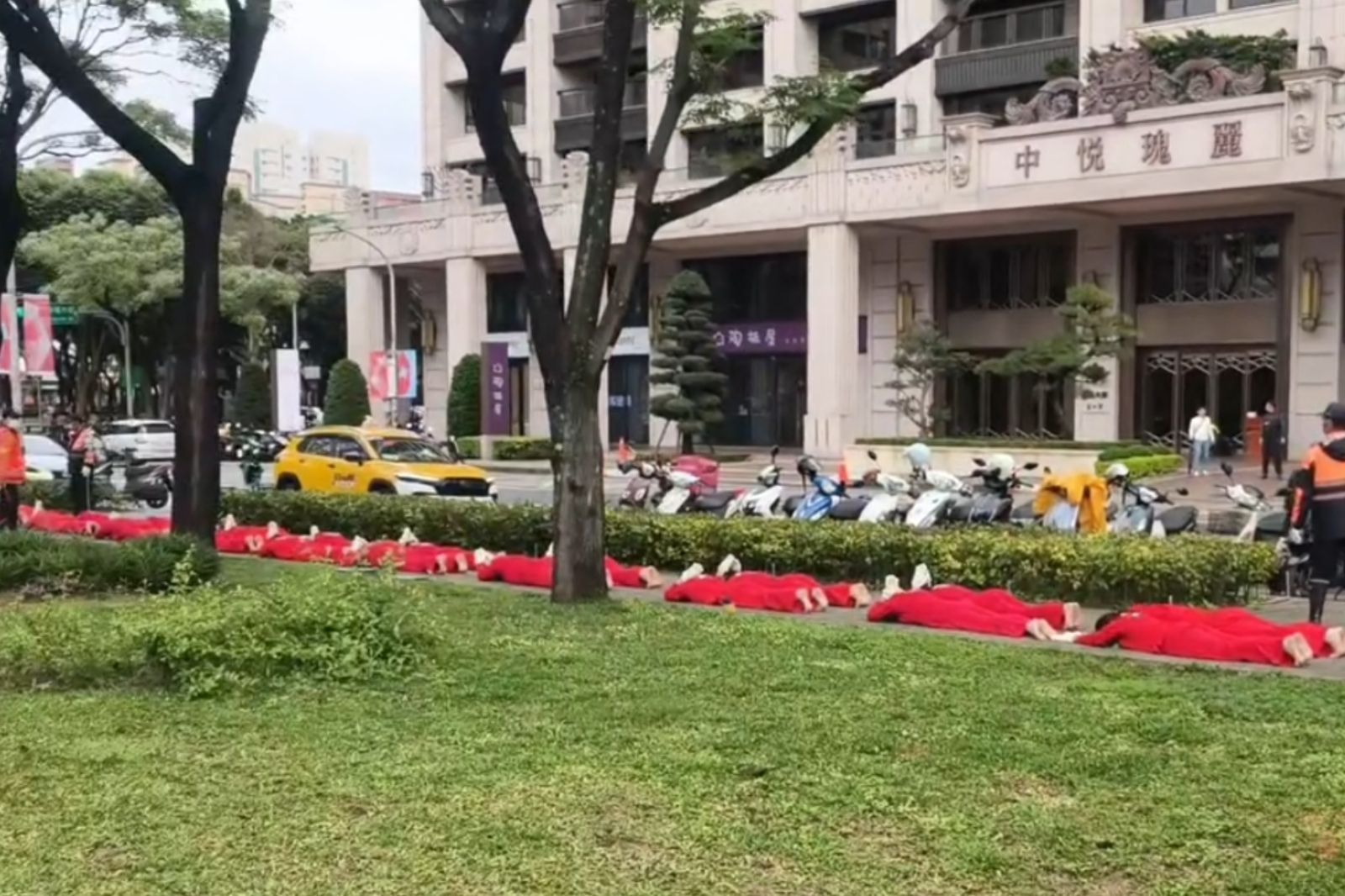 桃園藝文特區驚見「紅衣人」五體投地!詭異畫面瘋傳 網嚇:這啥邪教?真相曝光:是行動藝術