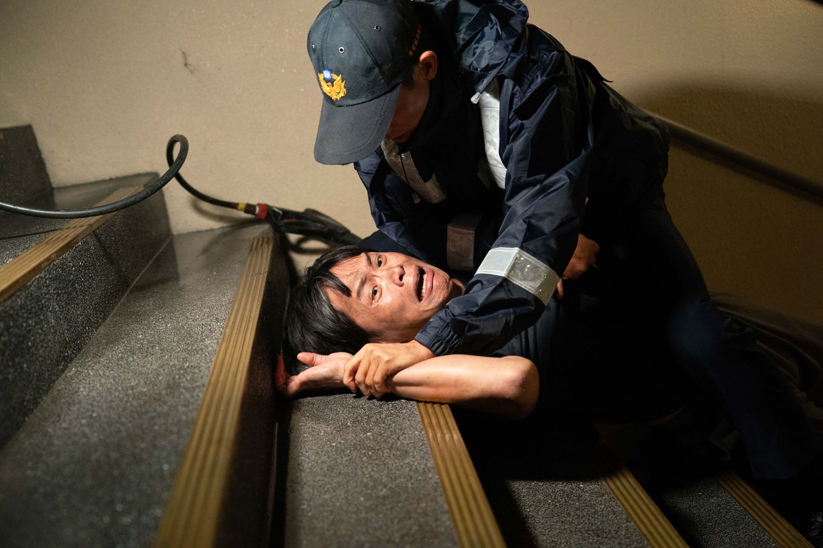 黃鐙輝飾思覺失調症患者，劇中發病崩潰。CATCHPLAY、公視、大慕可可提供