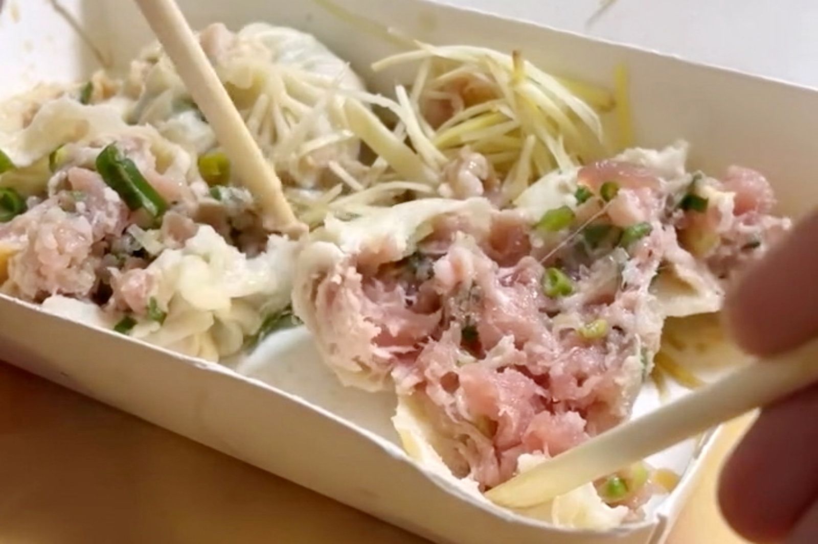 熱湯包「粉嫩生肉」民眾吃下肚！　腥味衝腦狂拉肚子慘掛急診　業者道歉了