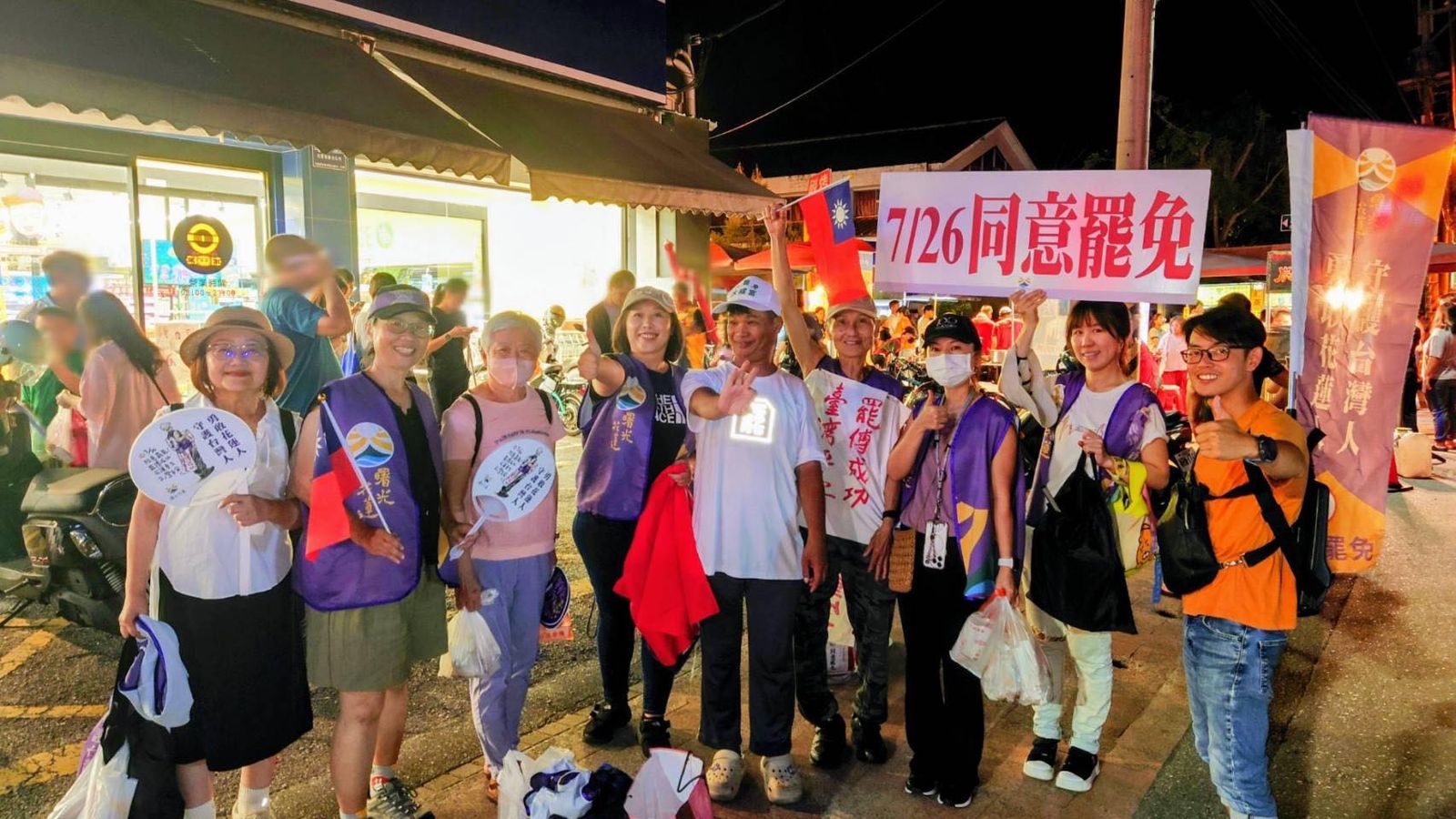 花蓮罷團近期主打「國旗牌」, 上街宣傳罷免傅崐其實,都會拿著國旗。(圖/翻攝「海洋主廚愛爾文」臉書粉專)