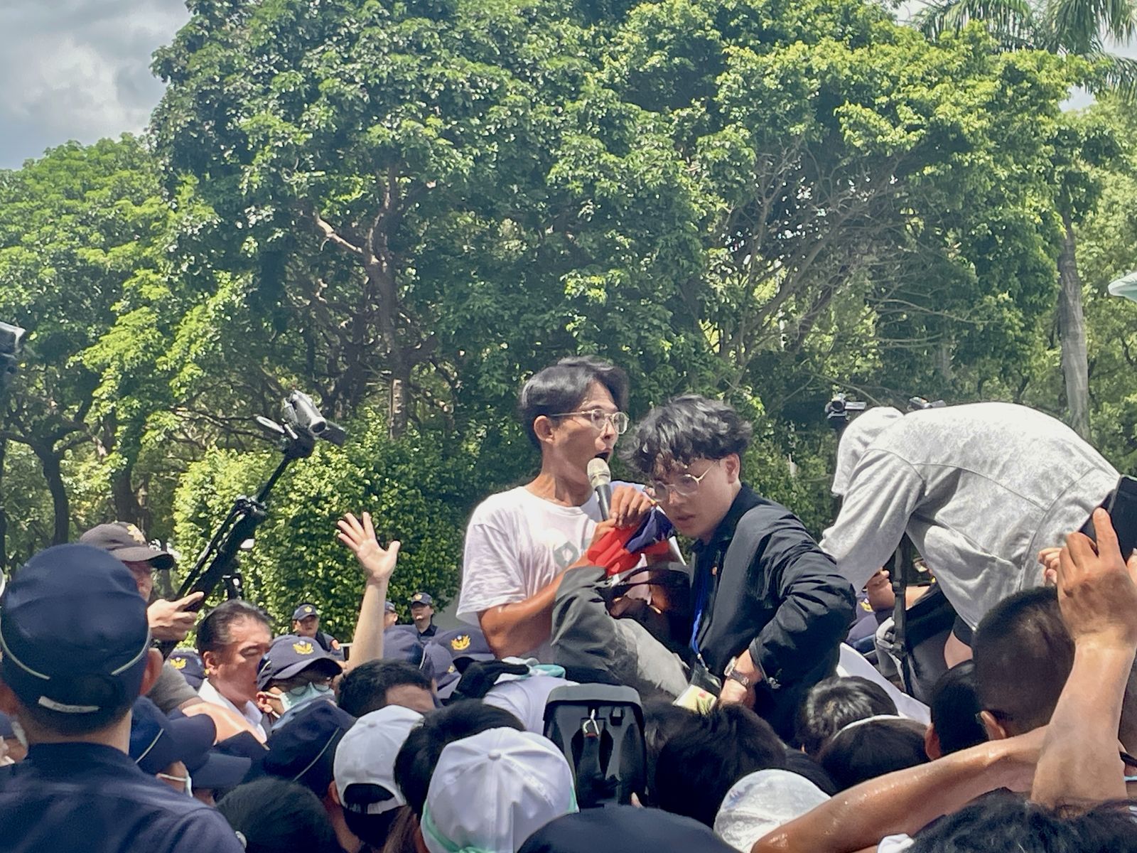 民眾黨走讀衝突首波約談3人！黃國昌涉2罪　中醫師、宣傳車黨工也列被告