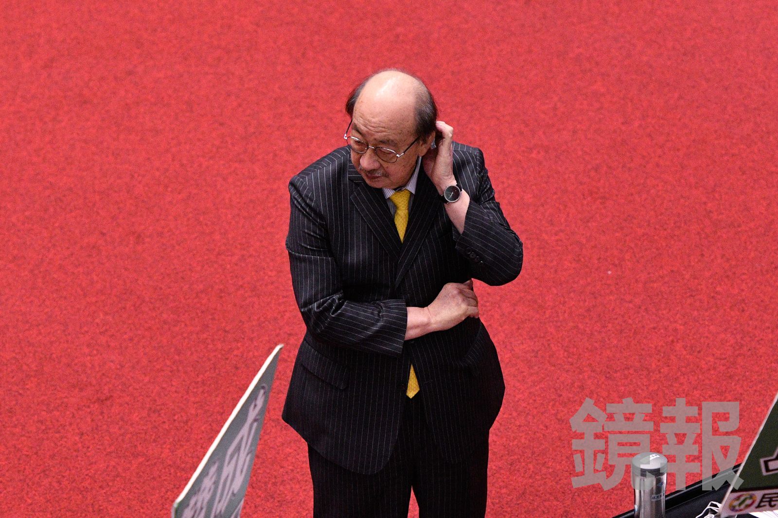 逆轉！拐杖擊中徐巧芯案開庭　柯建銘放鳥法官險遭拘提又火速撤銷