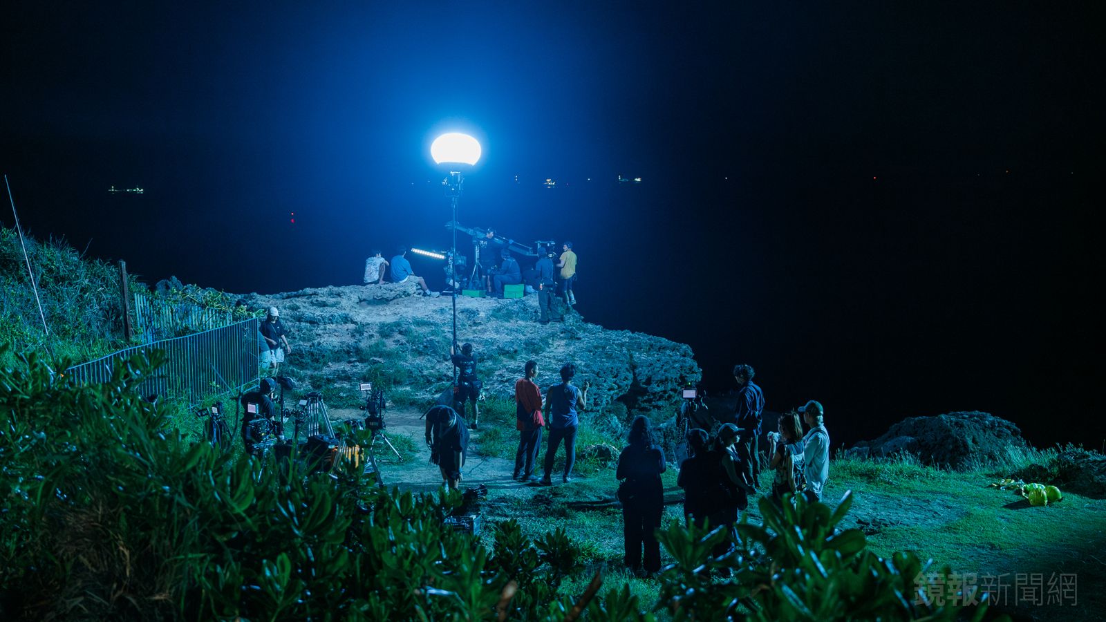 陳向熙逃兵被逮後工作暫停，《向流星許願的我們》劇組則持續趕工。讀者提供