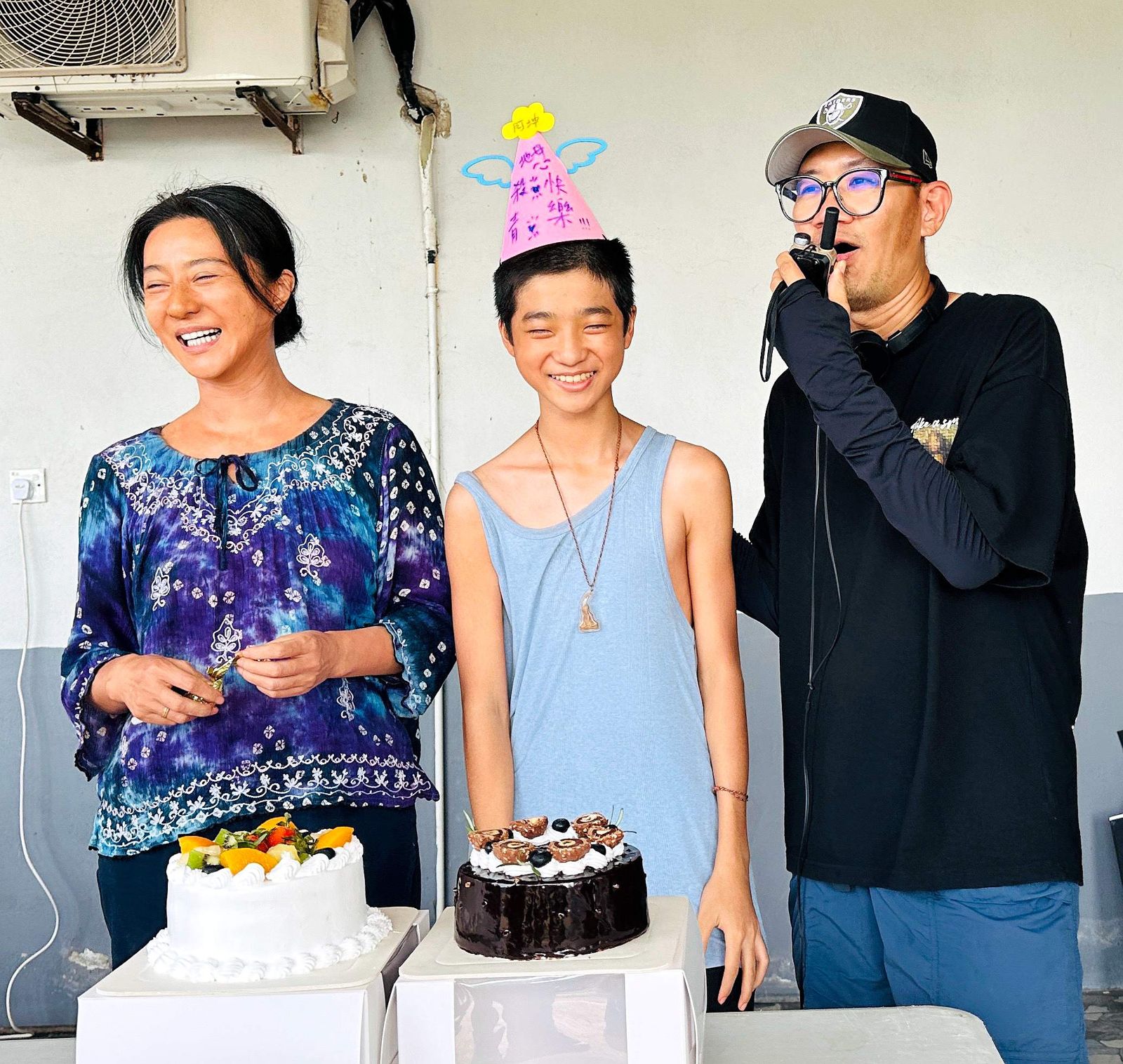 為了符合東南亞的長相,范冰冰刻意戴上假鼻子改變面相,到現在還是稱呼戲中的兒子白潤音「弟弟」。海鵬影業提供