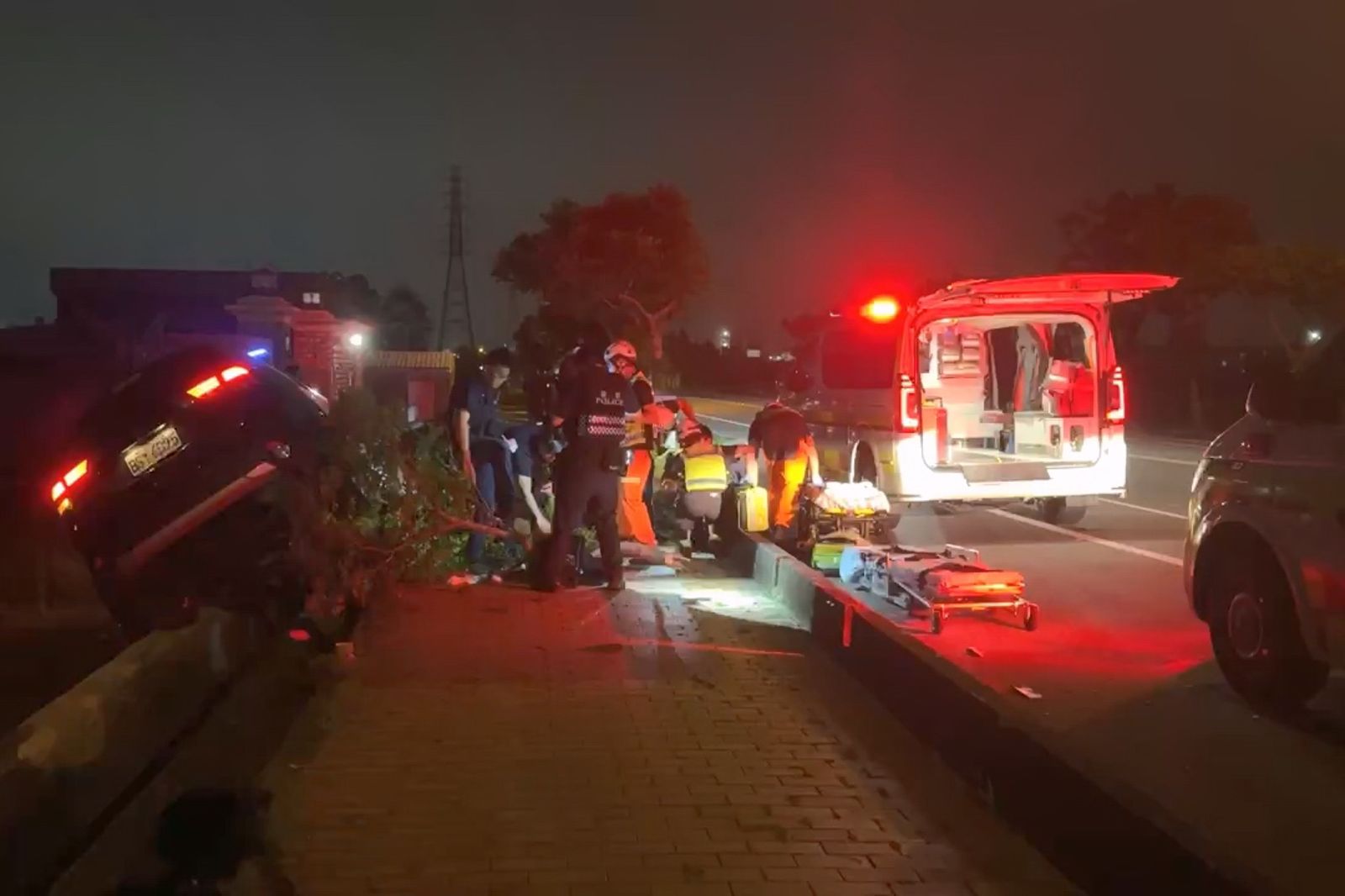 救護人員將受傷警員送醫。民眾提供