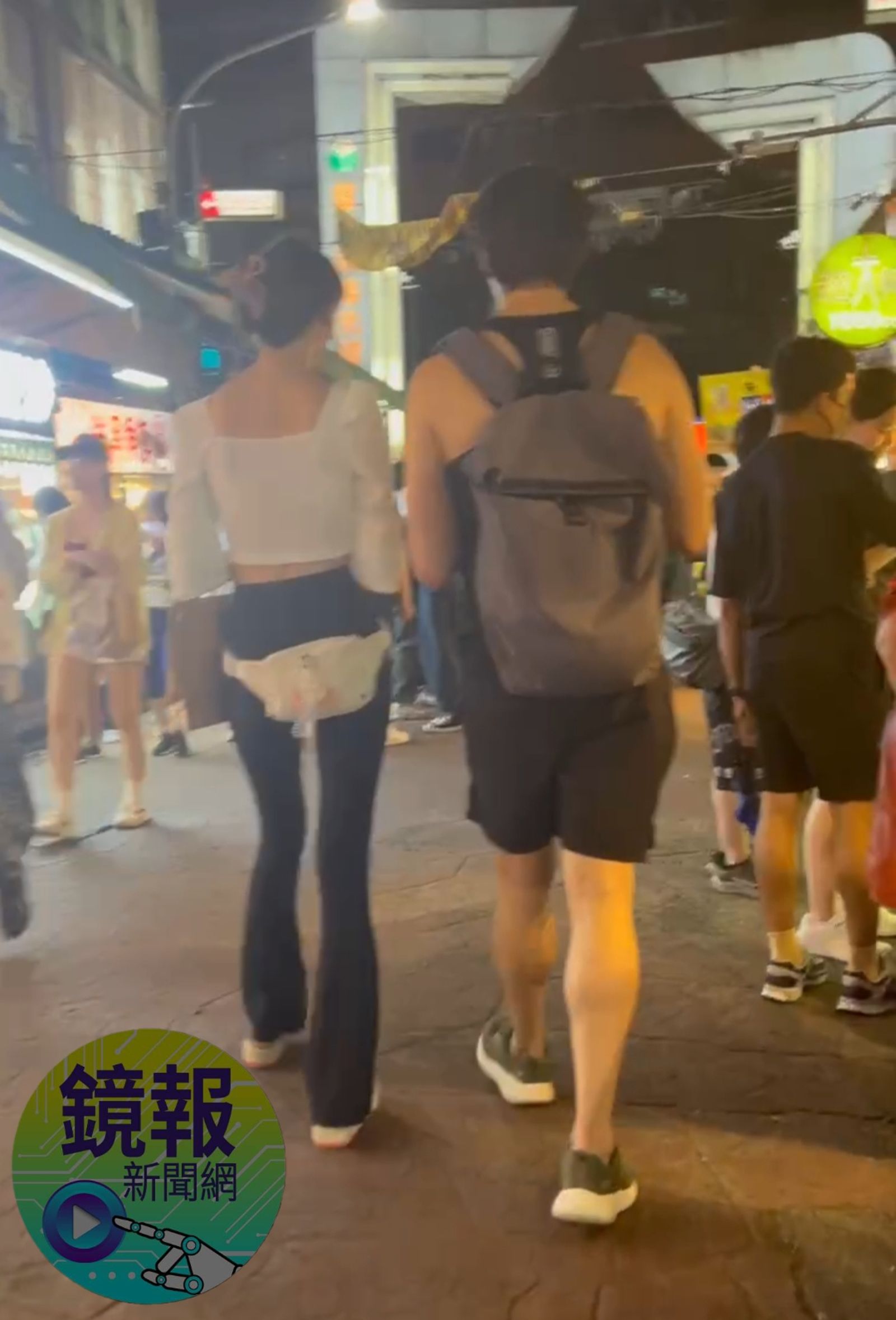 錦榮與氣質洋妞一路有說有笑互動自然。鏡報新聞網