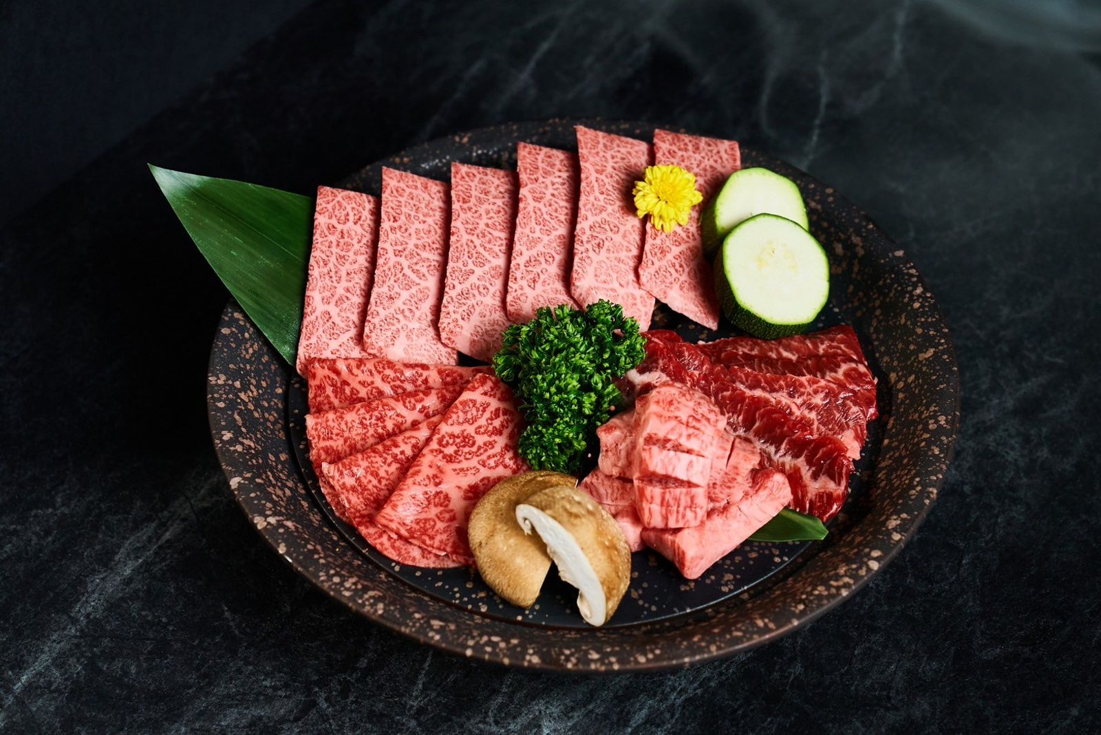 「本日和牛拼盤」吃得到３種和牛部位，肉質層次分明，吃出精準比例的鮮美。（2980元／小份）