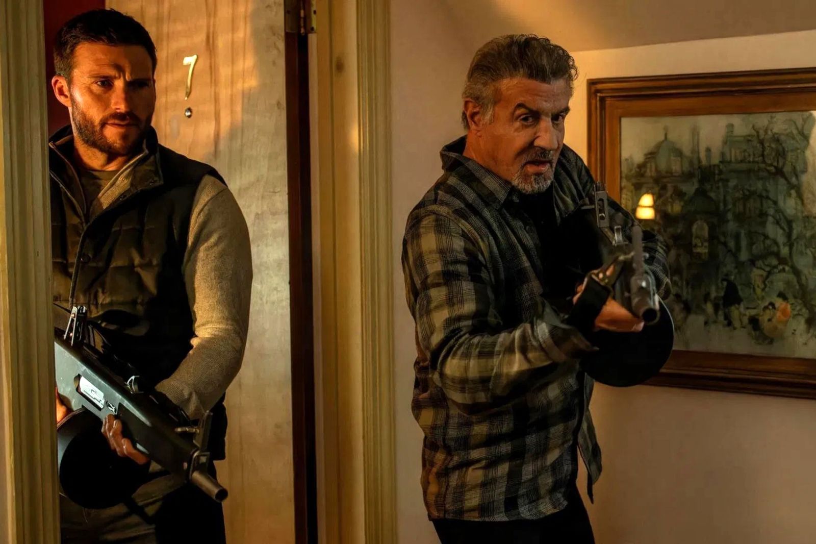 史考特伊斯威特見史特龍圓夢　《終極警報》兩代硬漢聯手開戰