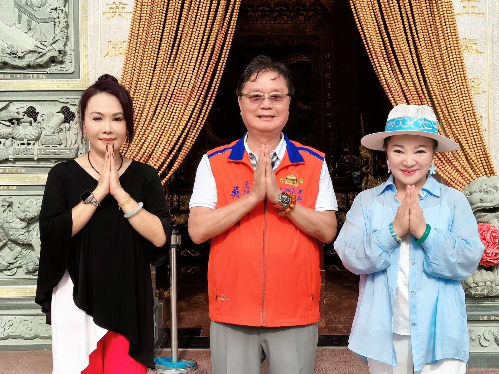 白冰冰(右起)與主委吳東穎、演員鄭詠心一起祈求風調雨順。長興影視提供