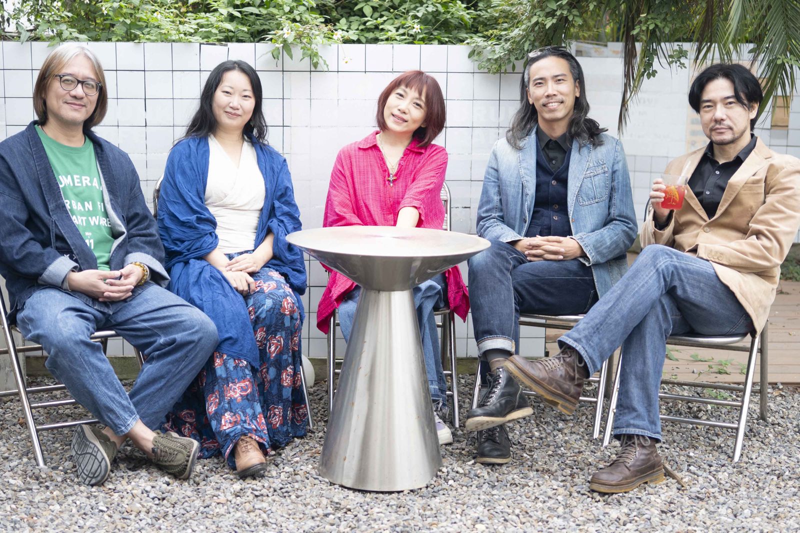 阮丹青(中)與音樂人根石大輔、盧欣民、劉瑋菁、黃偉駿、組成「自然流動樂團」。羅藝工作室提供