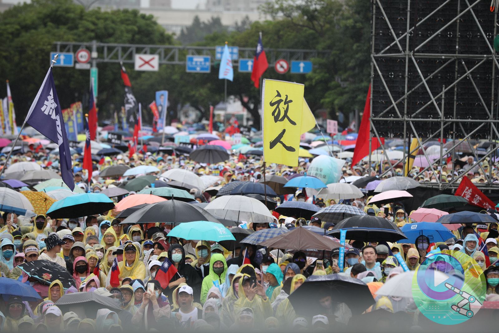 民眾高舉「放人」大棋。