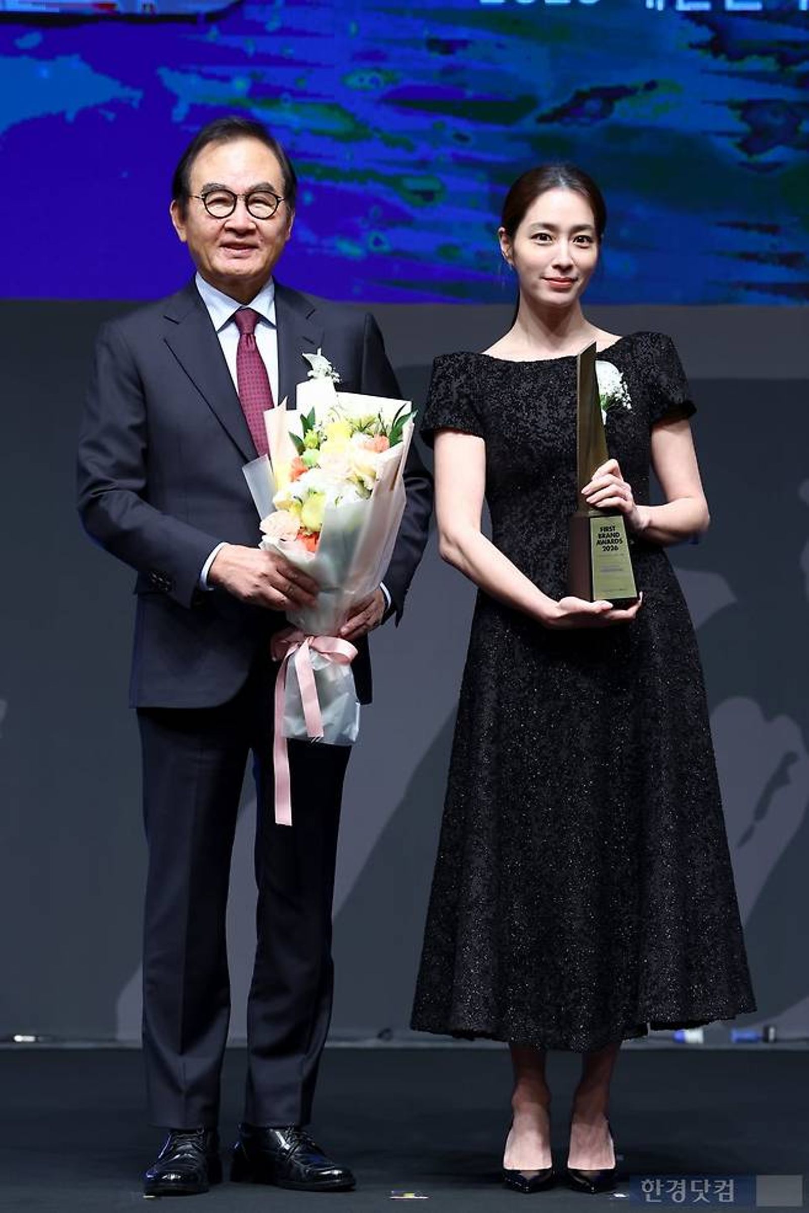 李珉廷(右)以YouTuber之姿拿獎。翻攝韓國經濟