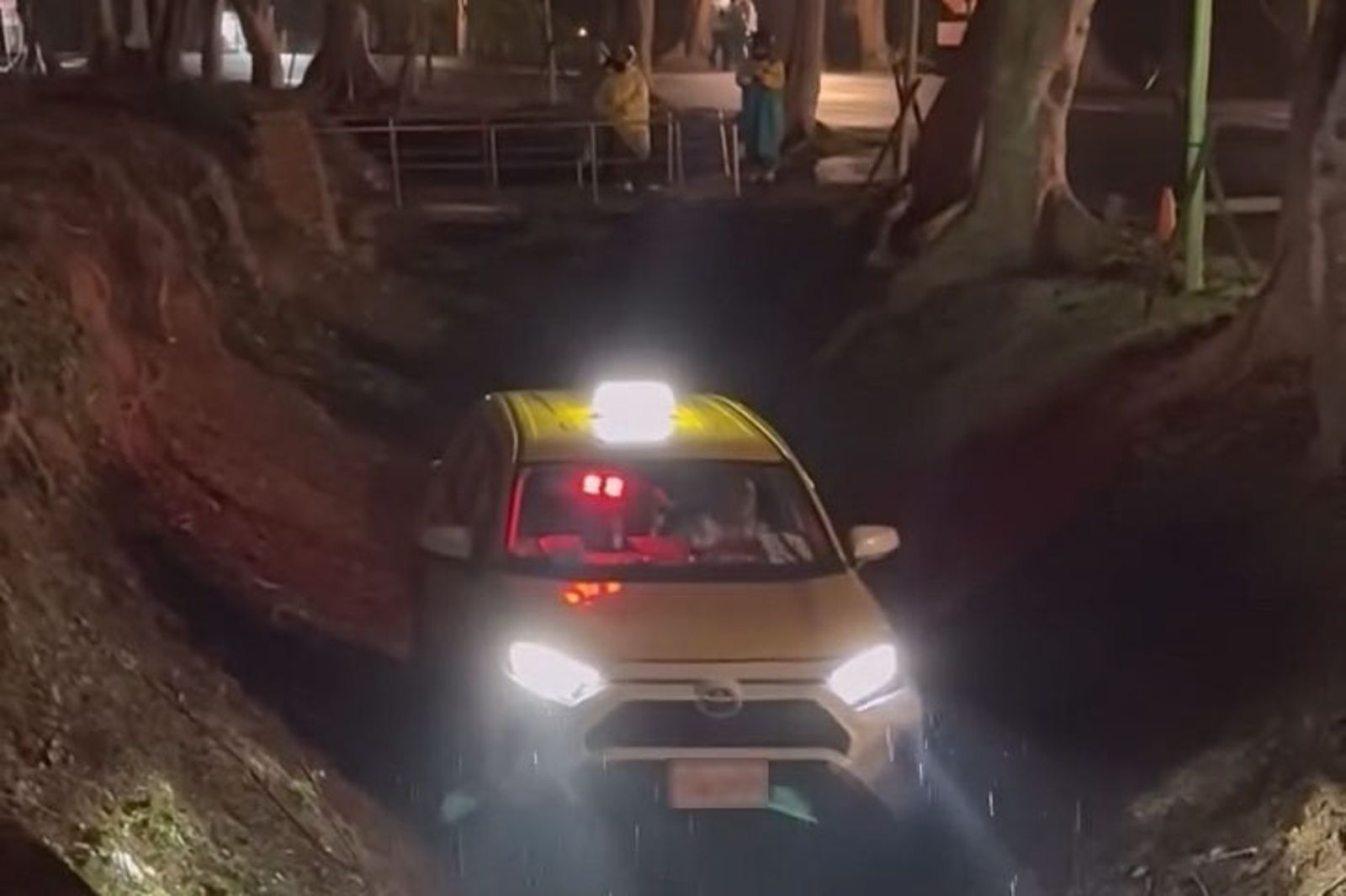 解鎖東海大學新停車場？小黃雨夜載客摸黑迷途　誤闖邊坡困溝底　