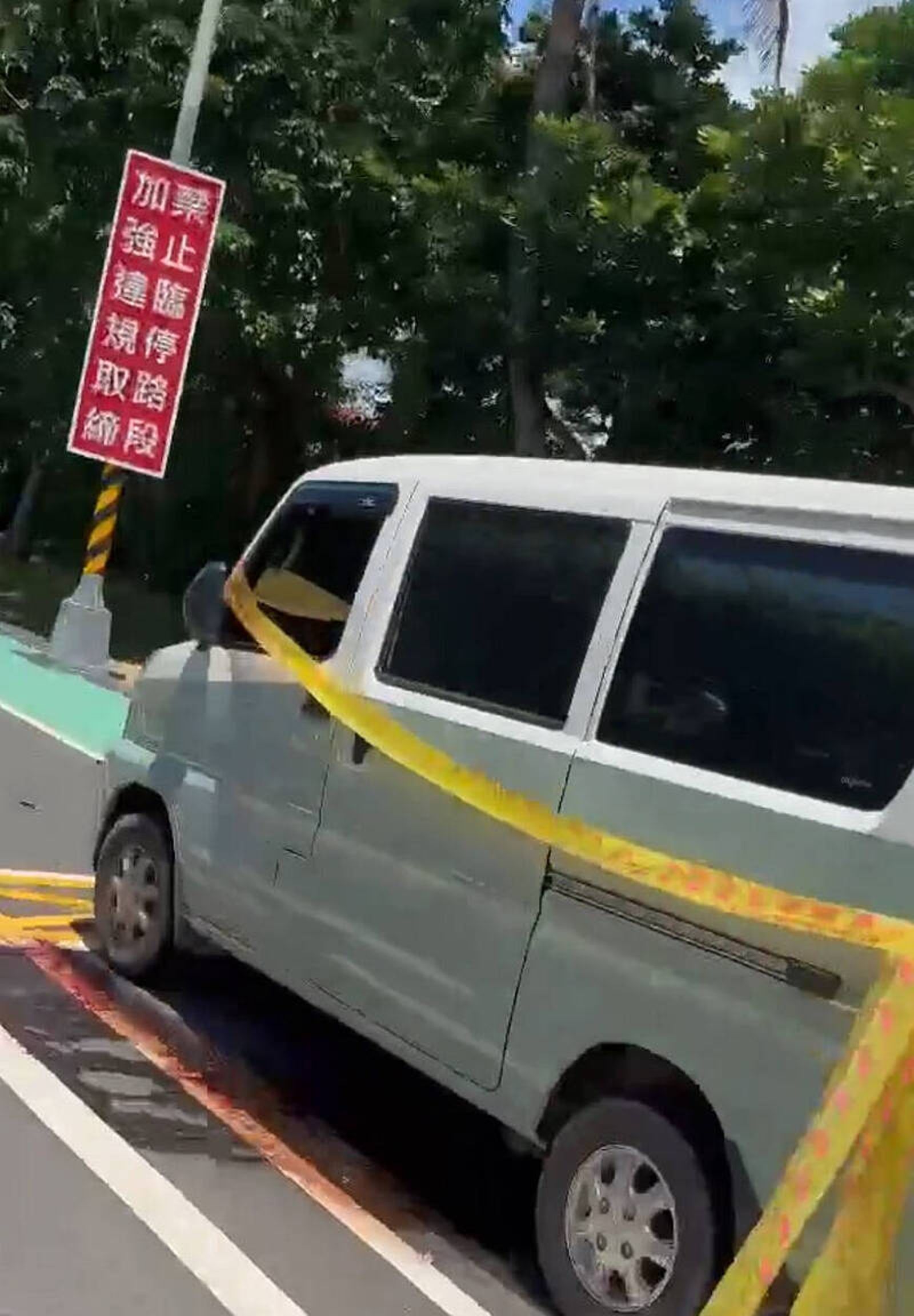 連日大雨無人知...墾丁大街車底滲出深色血水 警開車門驚見男屍死亡多時