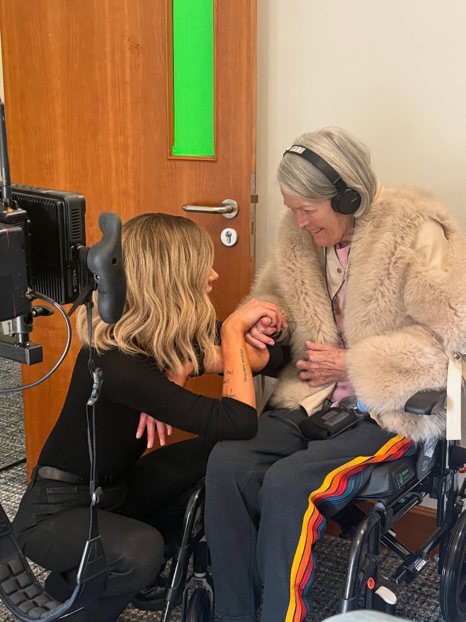 凱特貝琴薩（左）的媽媽茱蒂洛到《限時營救》片場探班。翻攝IG@katebeckinsale