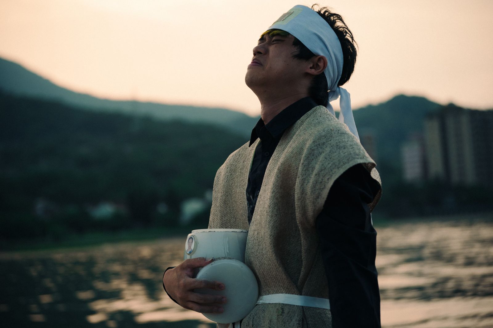 潘親御在《河鰻》中搭動力小船在河上「撒骨灰」告別親人。底噪影像提供