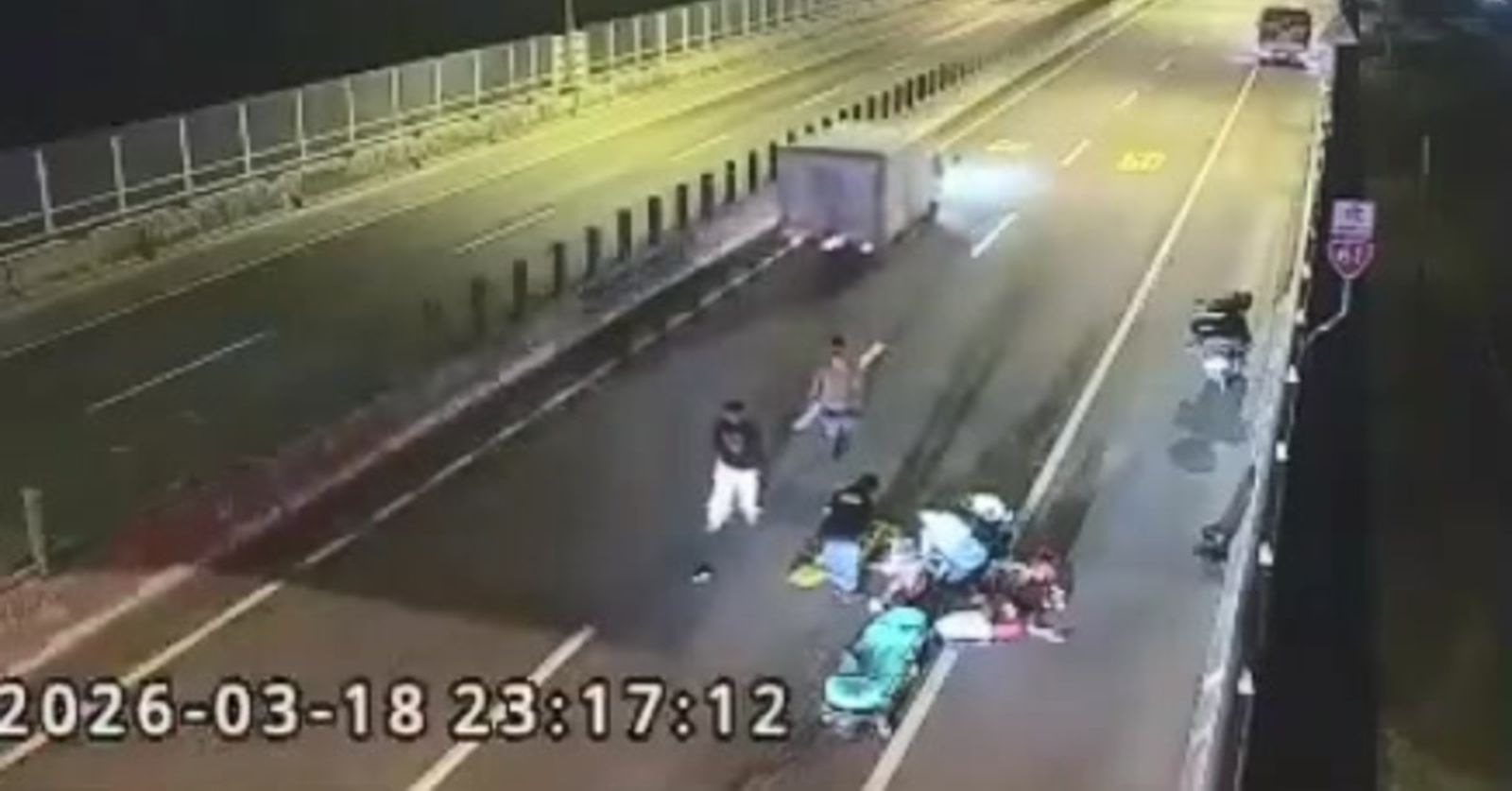 監視器拍到救護人員到場急救，翻攝畫面