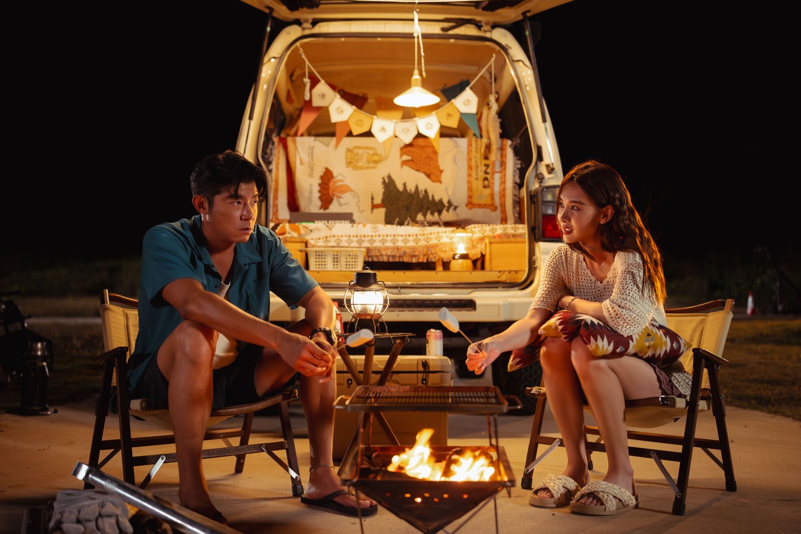 王柏傑（左）、安心亞難忘《我們的藍調時光》在澎湖拍攝的時光。米神國際提供