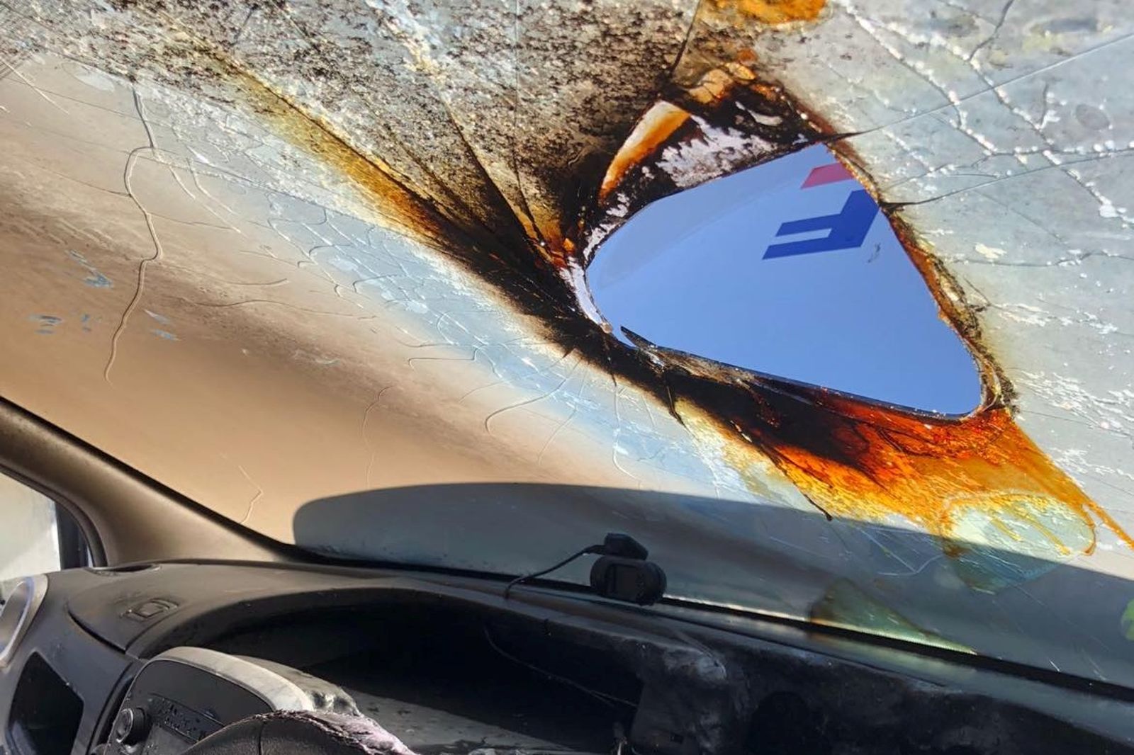 墨鏡放車上超NG!擋風玻璃燒出大洞、車體毀容 驗光師:鏡片1現象就別戴