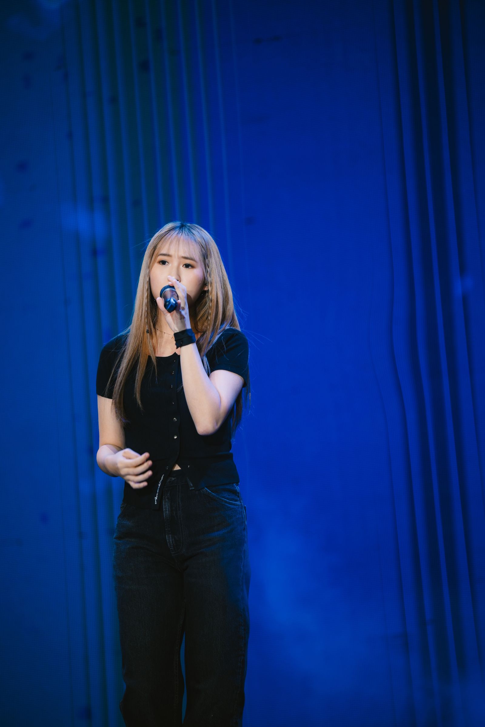 五月天冠佑的女兒小玫瑰,二度擔任五月天開場嘉賓。相信音樂提供