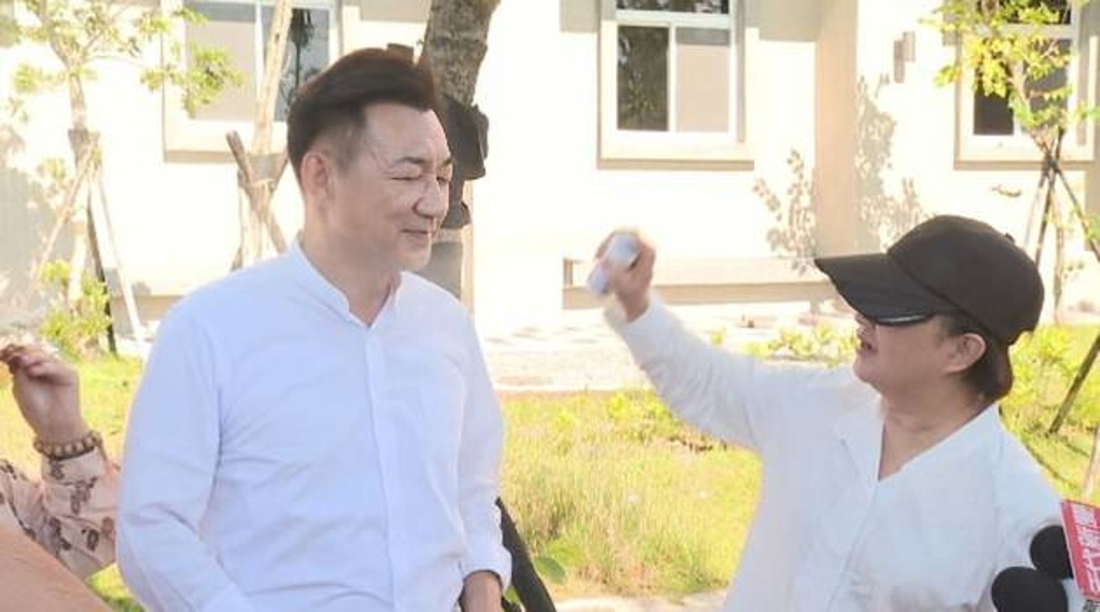盧秀燕拿出新法寶「防曬噴霧」,幫江啟臣噴臉。(圖/鏡新聞提供)
