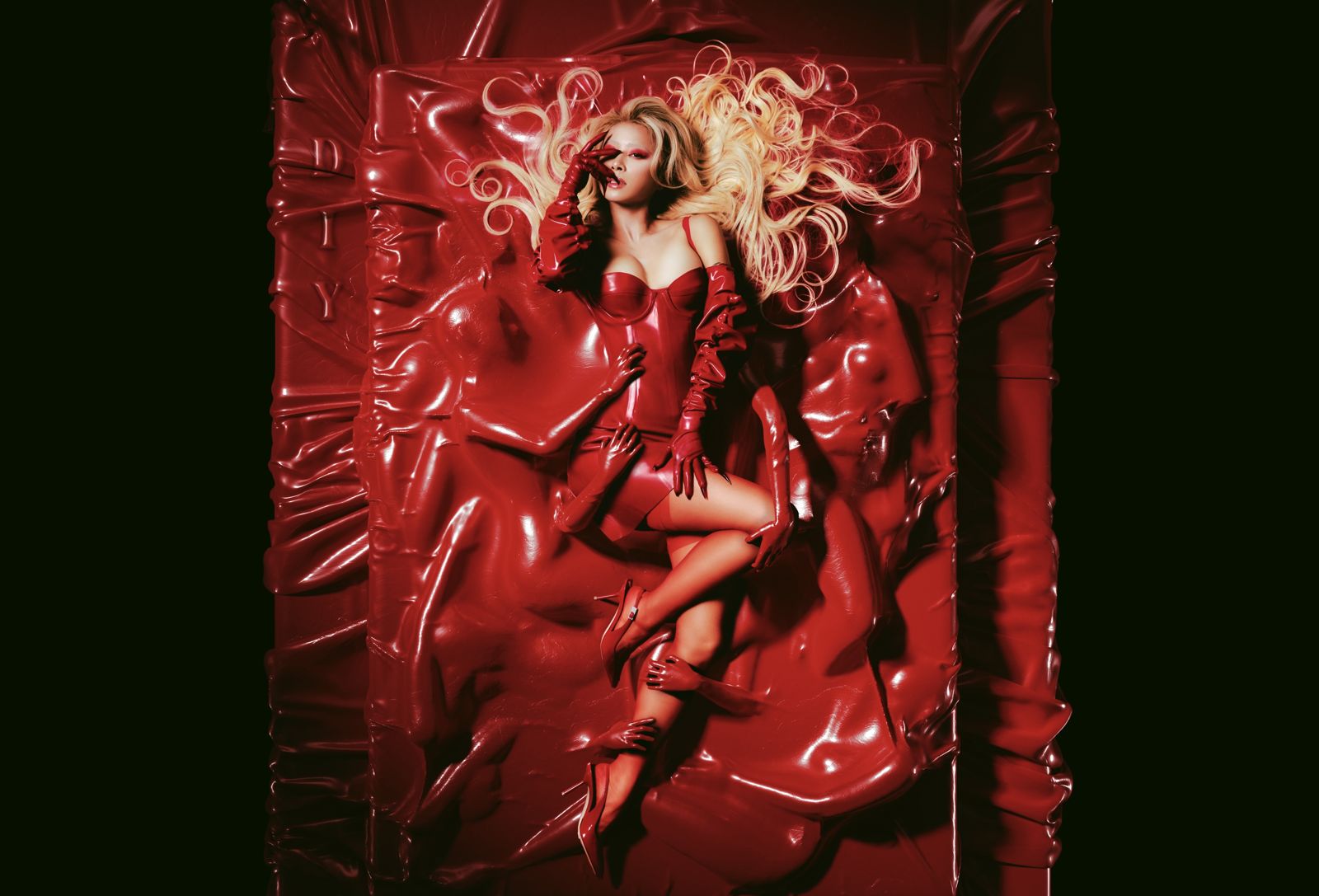 蔡依林解鎖身體慾望地圖　新歌〈DIY〉血紅上陣「把肯尼丟一邊」