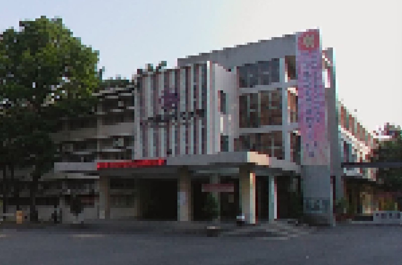 知名科大校長爆性騷!畢業展「對女大生撫腰摸臀」還貼臉 提告抗罰反遭法院認證