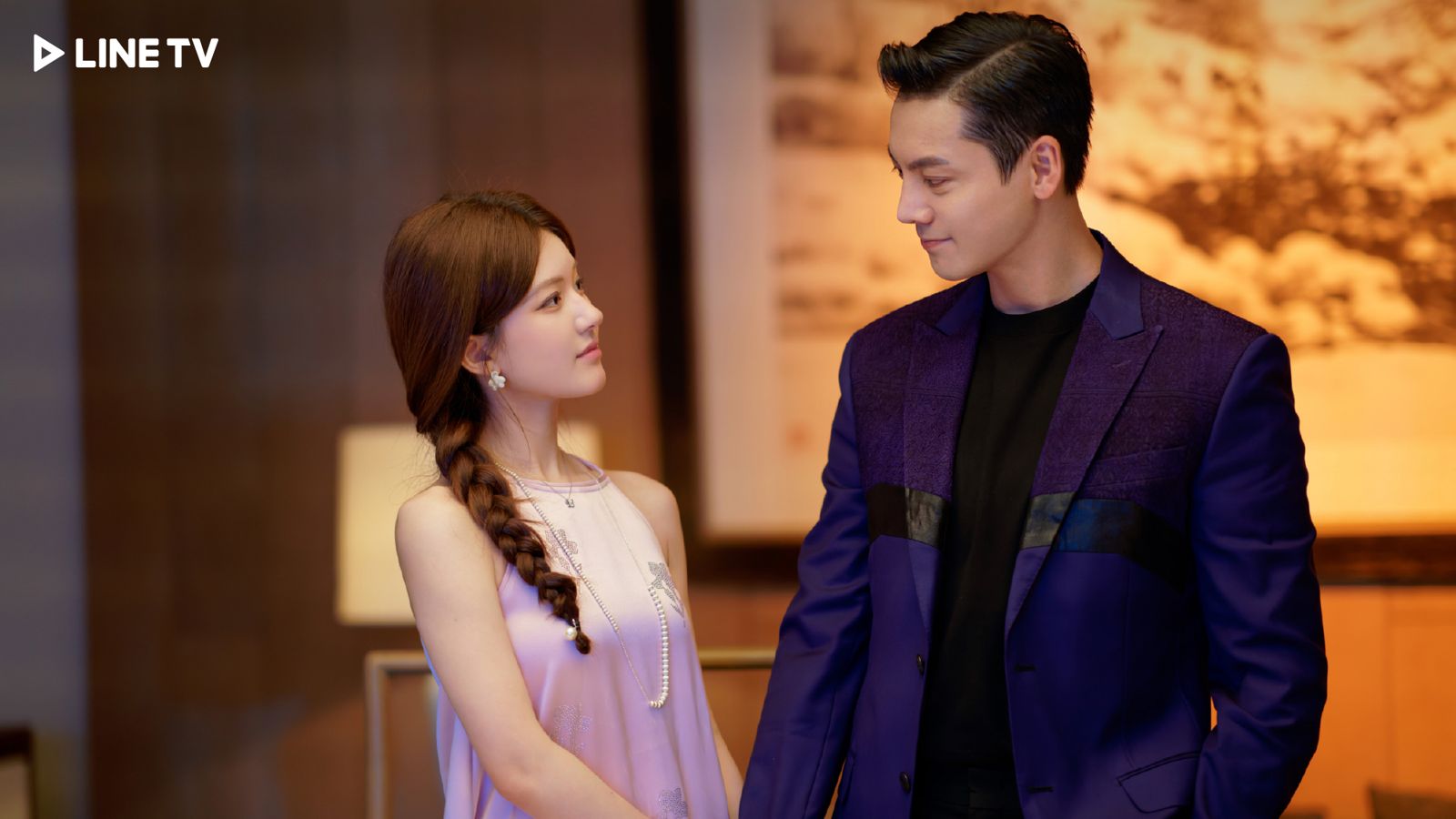 趙露思(左)與陳偉霆合作《許我耀眼》成績佳。LINE TV提供