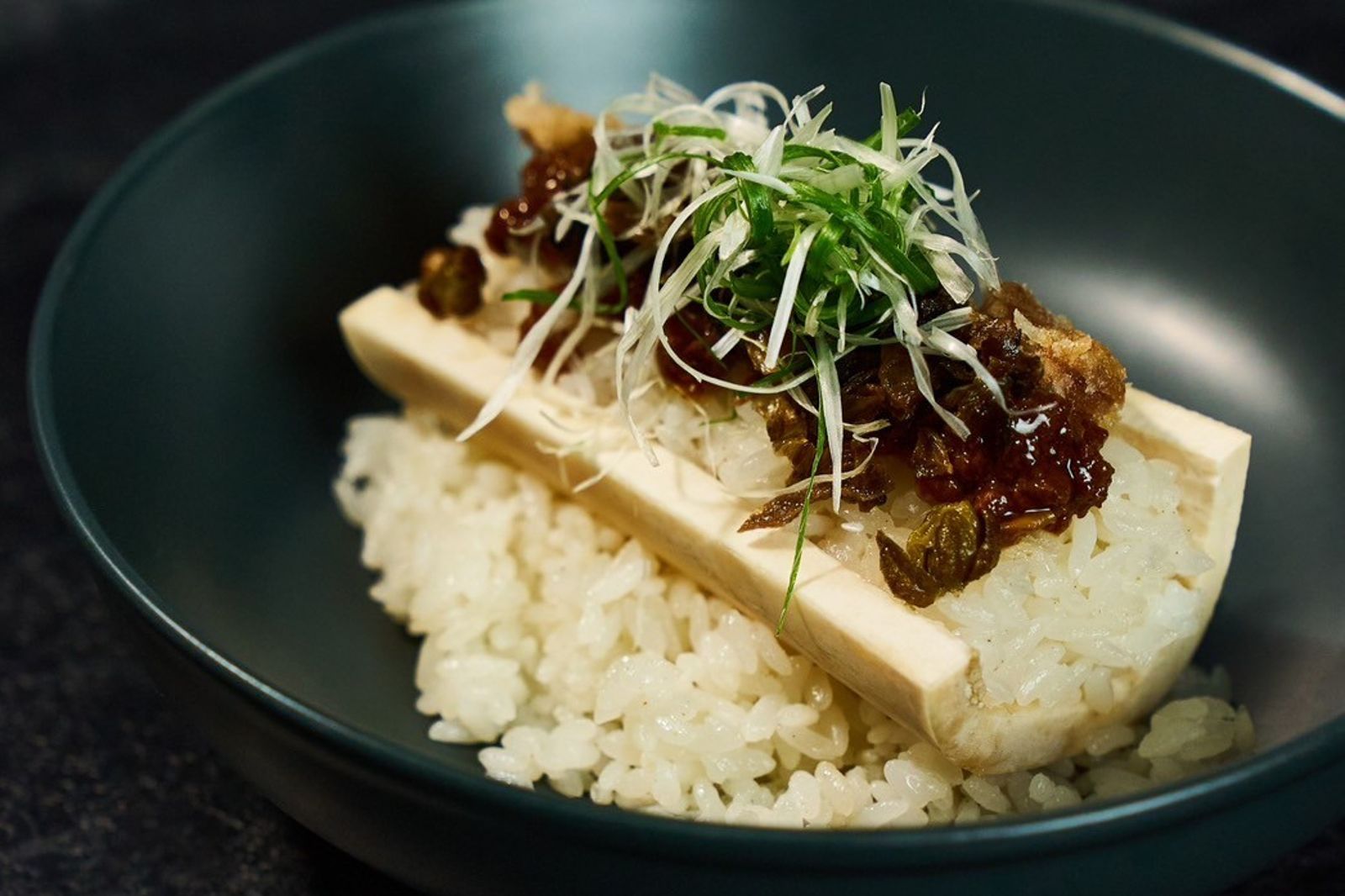 「牛骨髓飯」以牛骨髓搭配肉燥、炸牛油渣，層次豐富又滋味濃郁。（260元／份）
