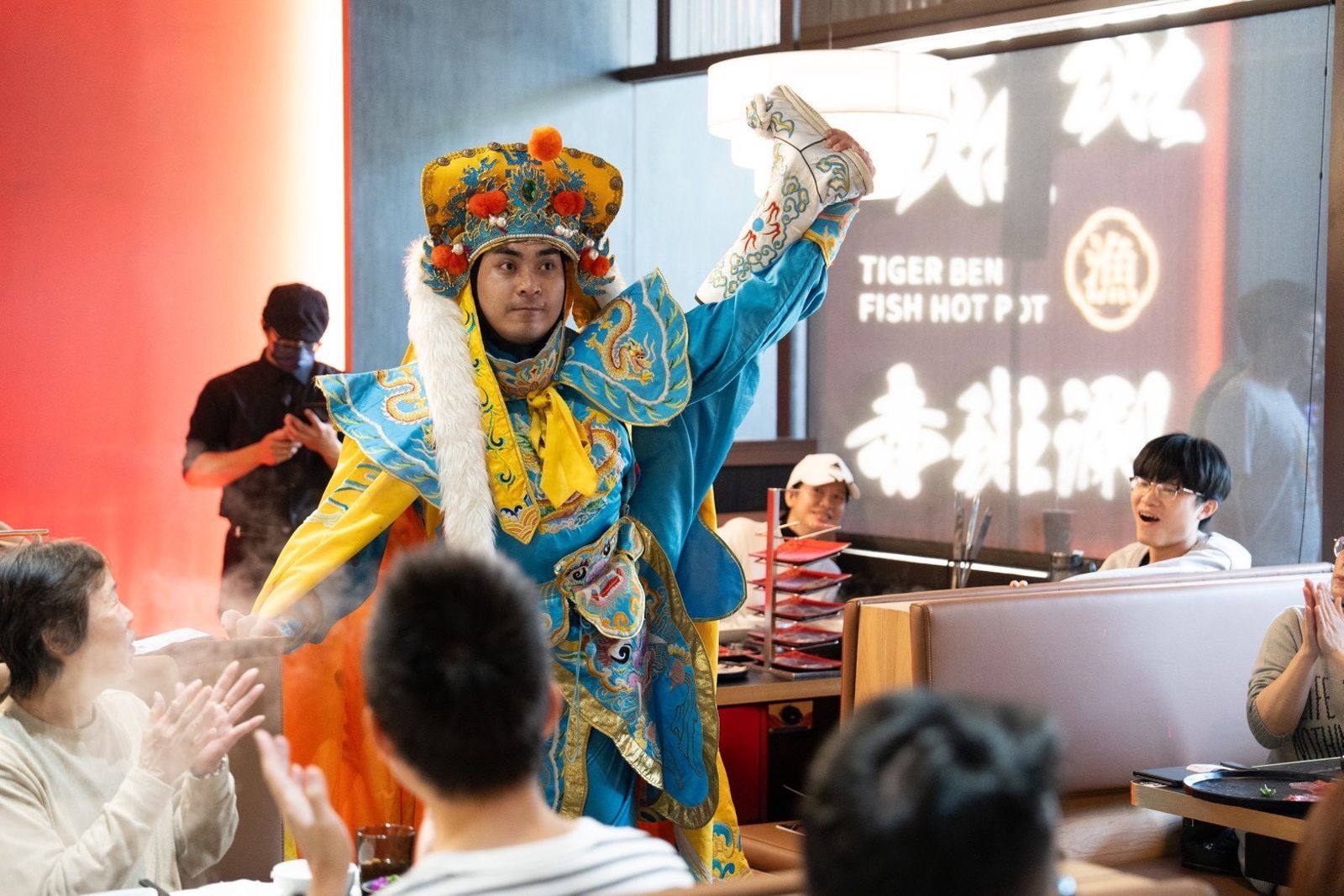 火鍋品牌「老虎斑斑」安排川劇變臉表演，增加用餐的趣味體驗。業者提供