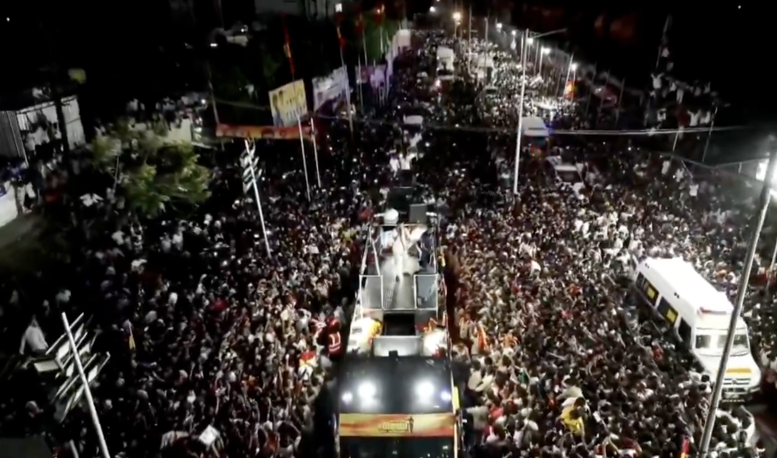 印度發生嚴重踩踏事件,至少造成39人死亡。圖/翻攝自X@erbmjha