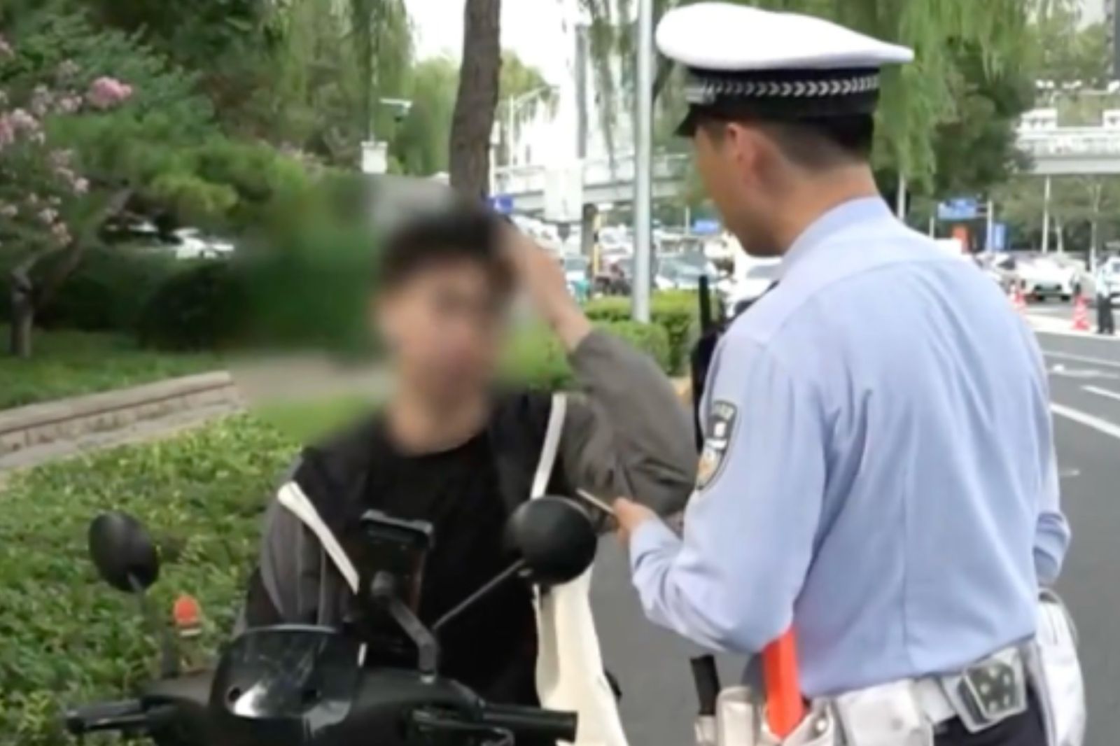不戴安全帽騎車被警察抓 男子超扯「正當理由」笑翻全網