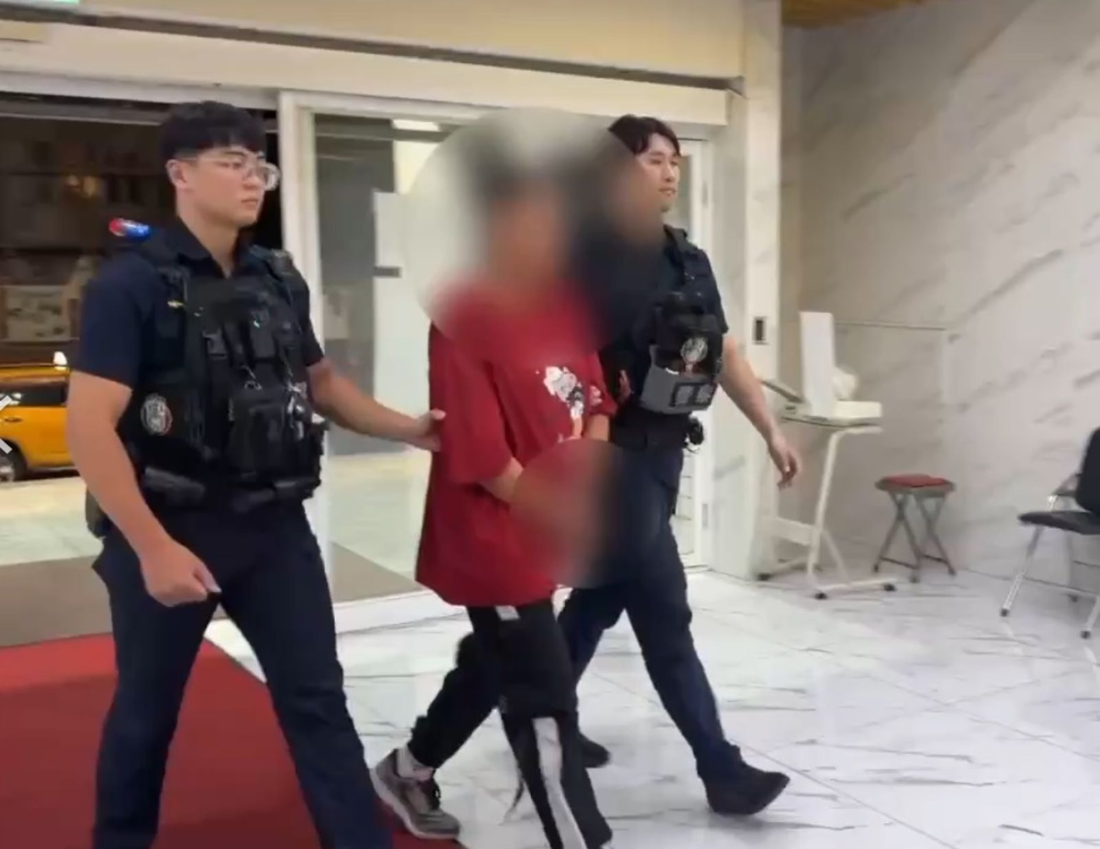黃男遭逮後被帶回警局。圖／翻攝畫面