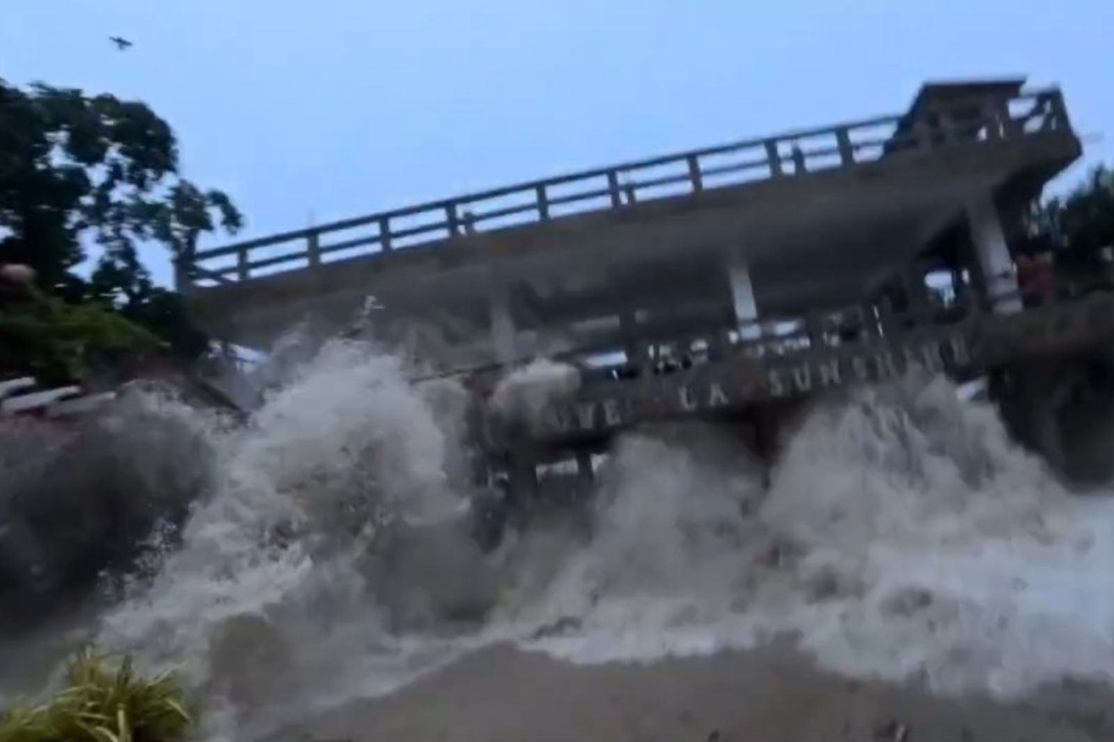 鳳凰颱風重創菲律賓!132村莊被淹 「大水沖進飯店」人跑給浪追畫面曝