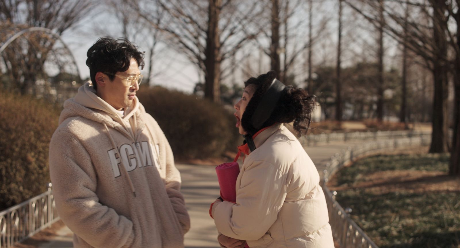 吳東旼(左)與柳亞貝合作演出,導演為守住電影的清新風格,忍痛刪了吻戲。華映娛樂提供