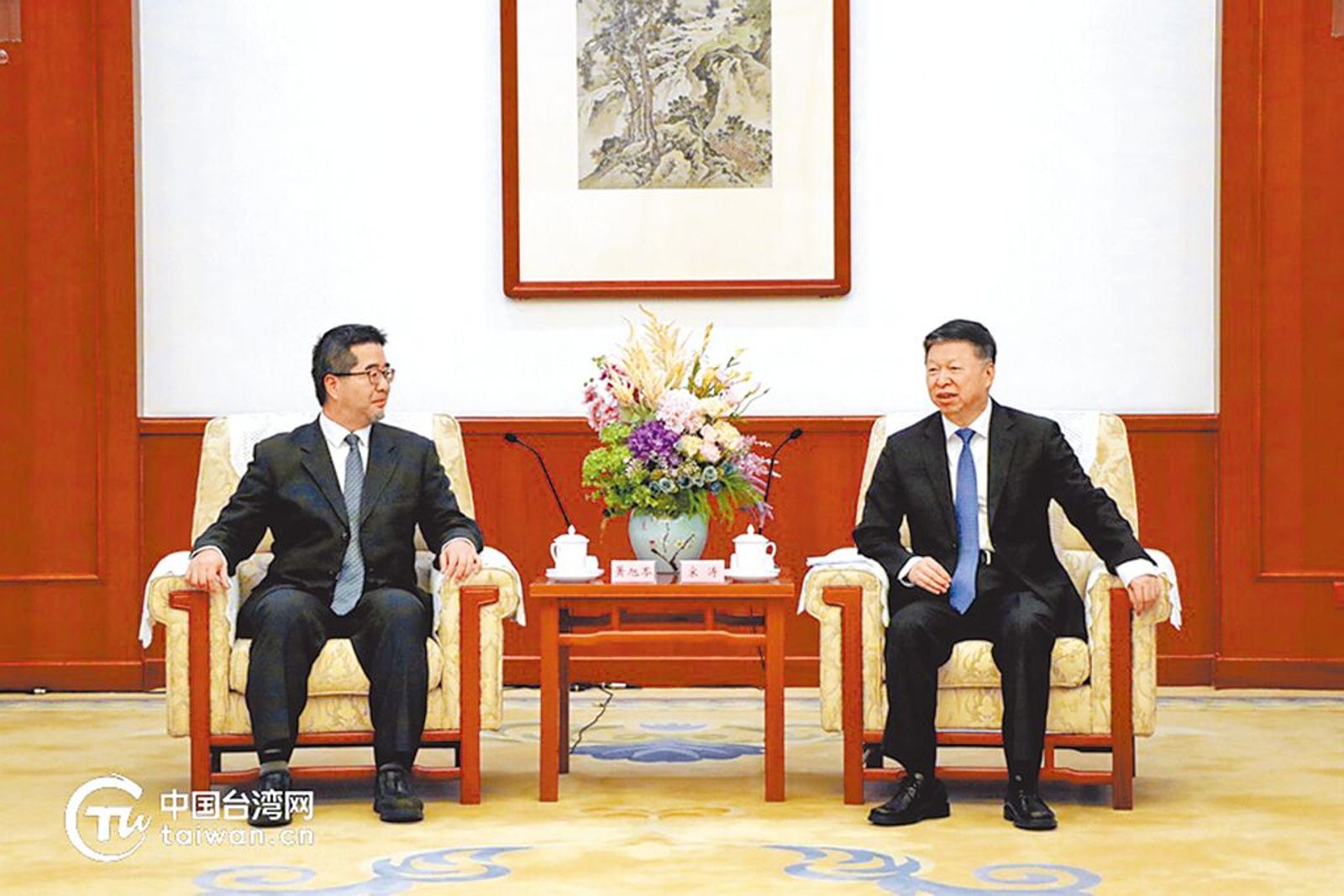 國台辦主任宋濤（右）會見來訪的準國民黨副主席蕭旭岑（左）。圖片摘自中國台灣網