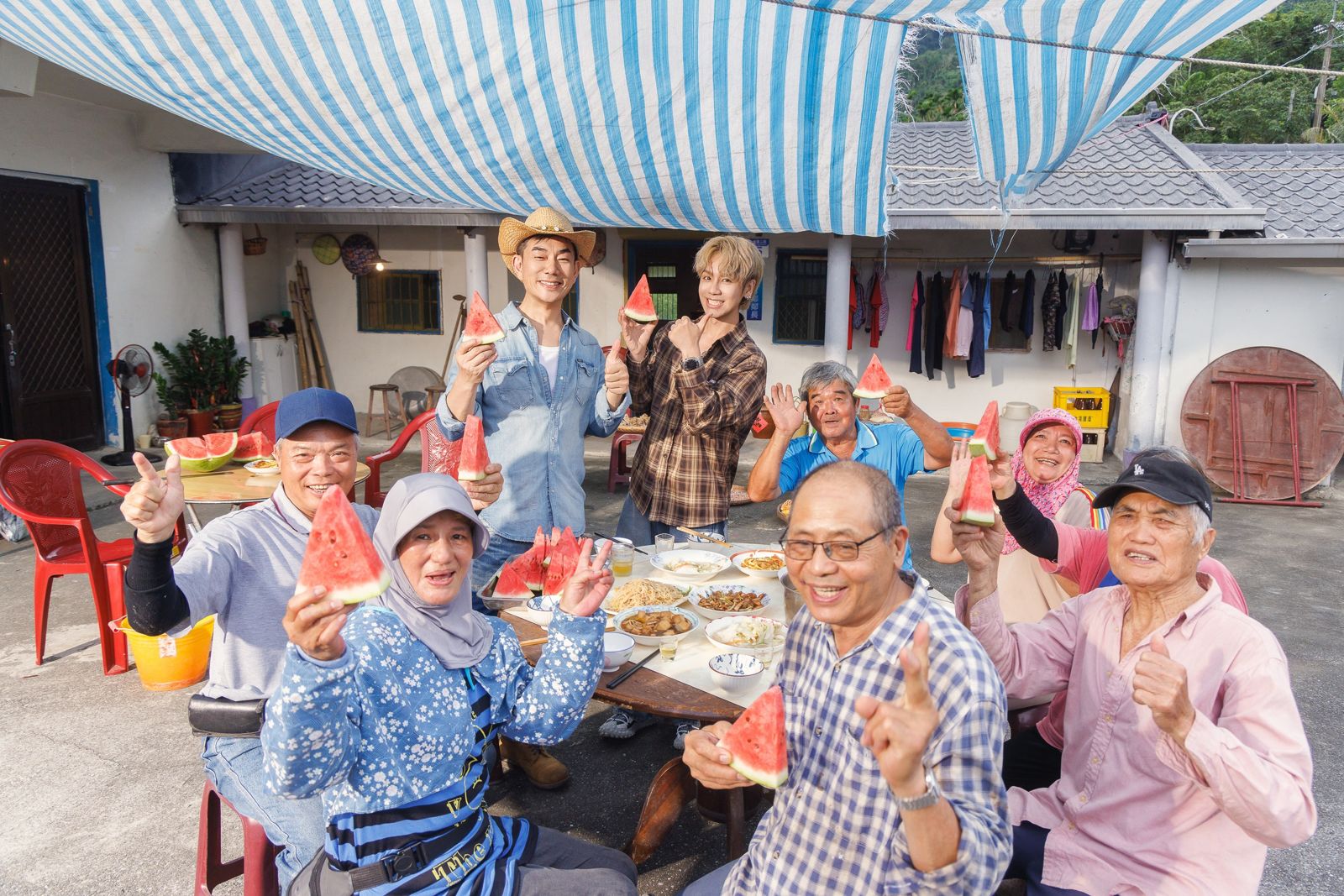 任賢齊、鼓鼓和當地民眾一起開心吃飯。相信音樂提供