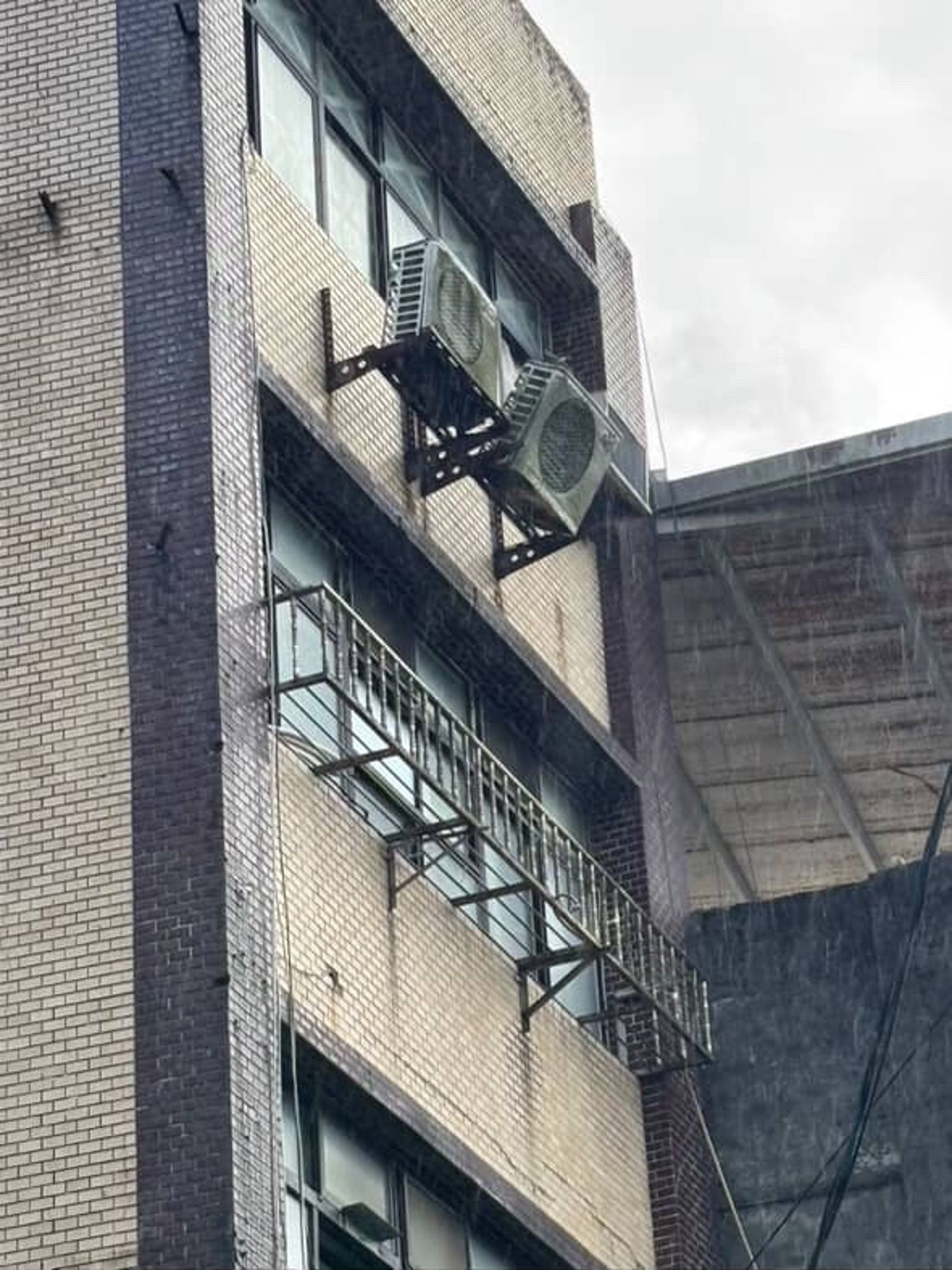 獨家畫面！汐止民宅冷氣不堪狂風「搖搖欲墜」　警火速封鎖現場