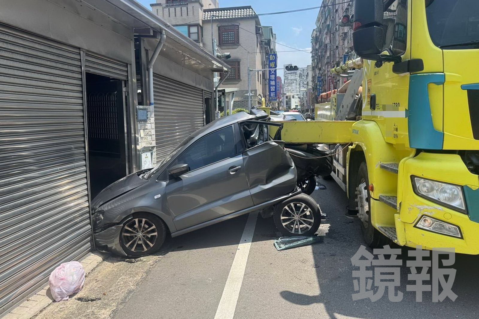 混凝土壓送車過彎支架滑脫 路邊轎車如遇「開罐器」遭鏟飛報廢